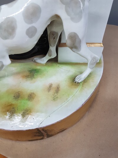 26995287g - Sehr große Porzellanfigur, Volkstedt, um 1900, Friedrich II. mit zwei Hunden, bunt ...