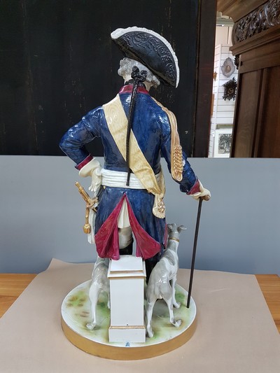 26995287h - Sehr große Porzellanfigur, Volkstedt, um 1900, Friedrich II. mit zwei Hunden, bunt ...