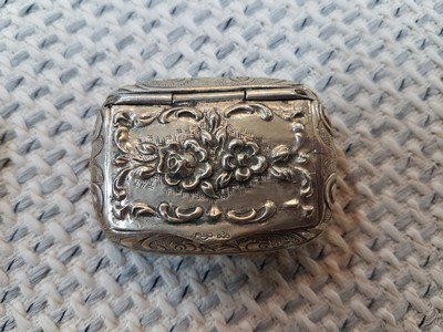 26995297c - 3 kleine Deckeldöschen aus Silber, ovale Dose, Martin Meyer, Mainz, Rosendekor 5x8 cm; ...