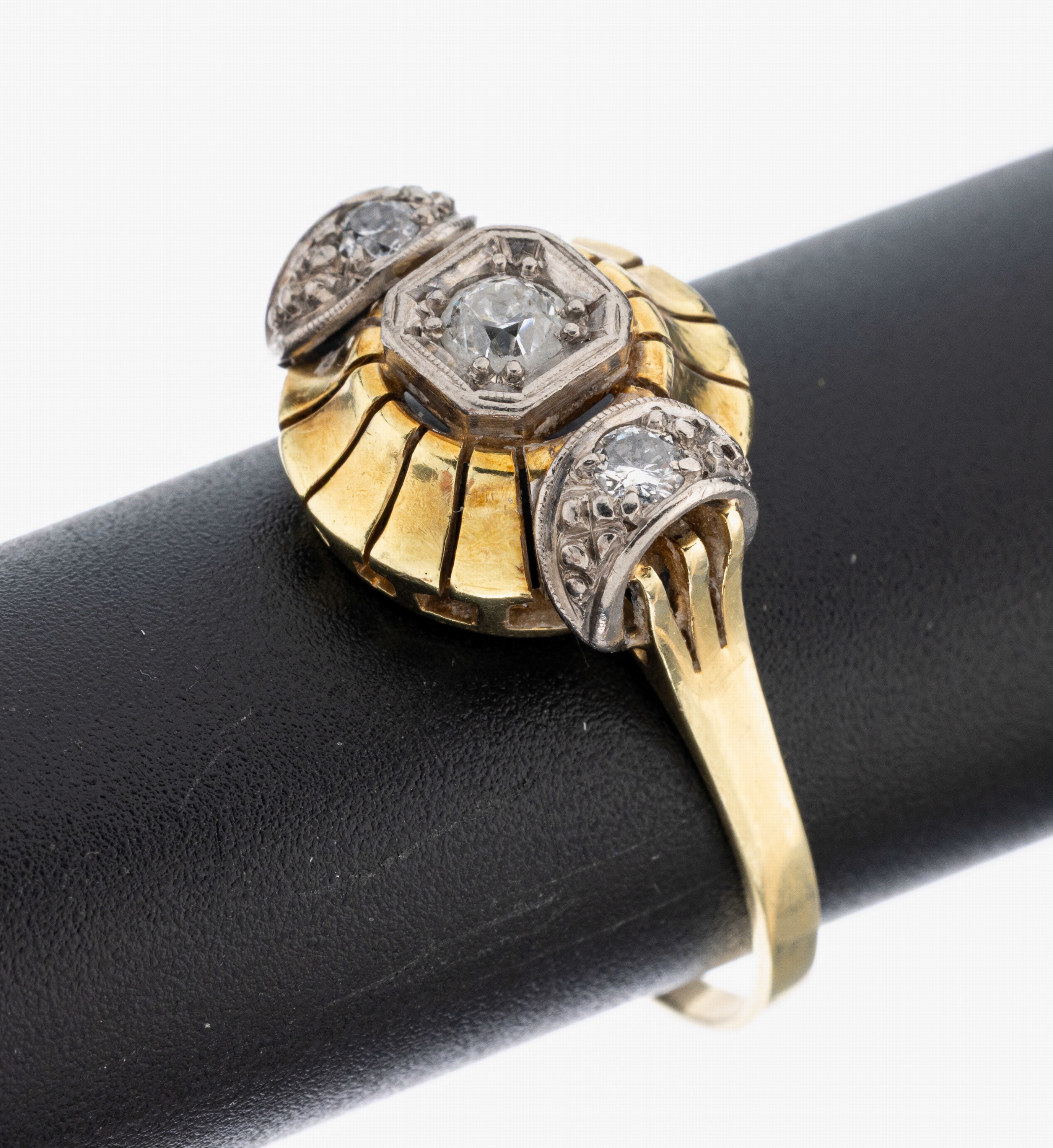 14 kt Gold Diamant-Ring, 1950er Jahre, GG/WG 585/000, 2 Altschliffdiamanten und 1 Brillant ca. 0.34 ct Weiß/p, RW 69, ca. 5.5 g