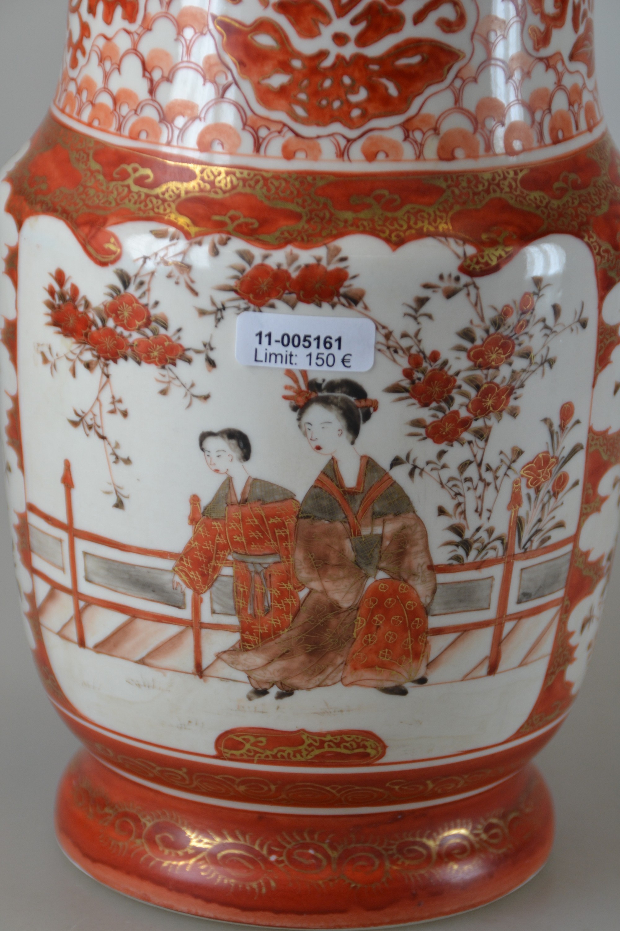 Detail a: Kutani-Vase, Japan, Taisho-Zeit oder später, Porzellan, Malerei in rot und gold, Darstellung zweier höfischer Damen bzw. eines Sperlings im ...