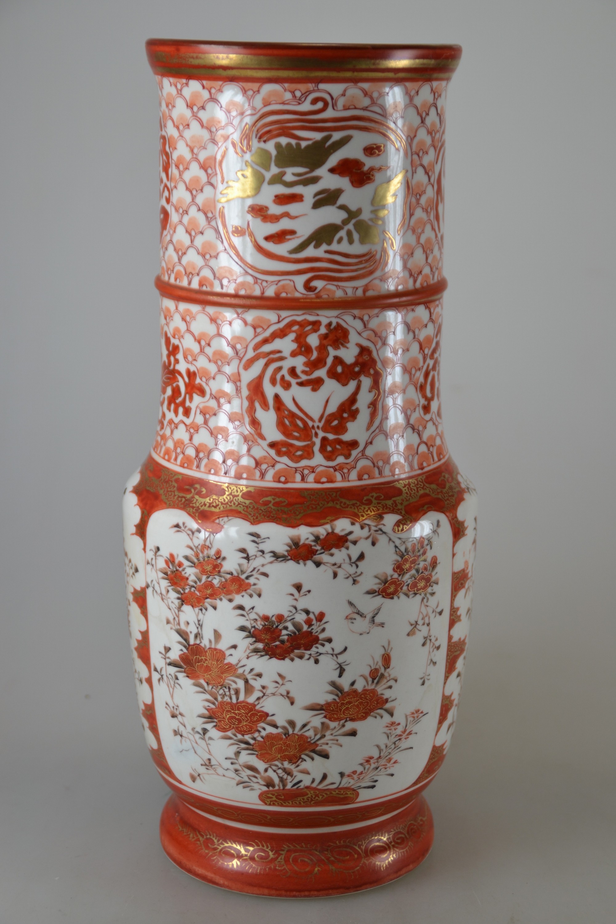 Detail b: Kutani-Vase, Japan, Taisho-Zeit oder später, Porzellan, Malerei in rot und gold, Darstellung zweier höfischer Damen bzw. eines Sperlings im ...