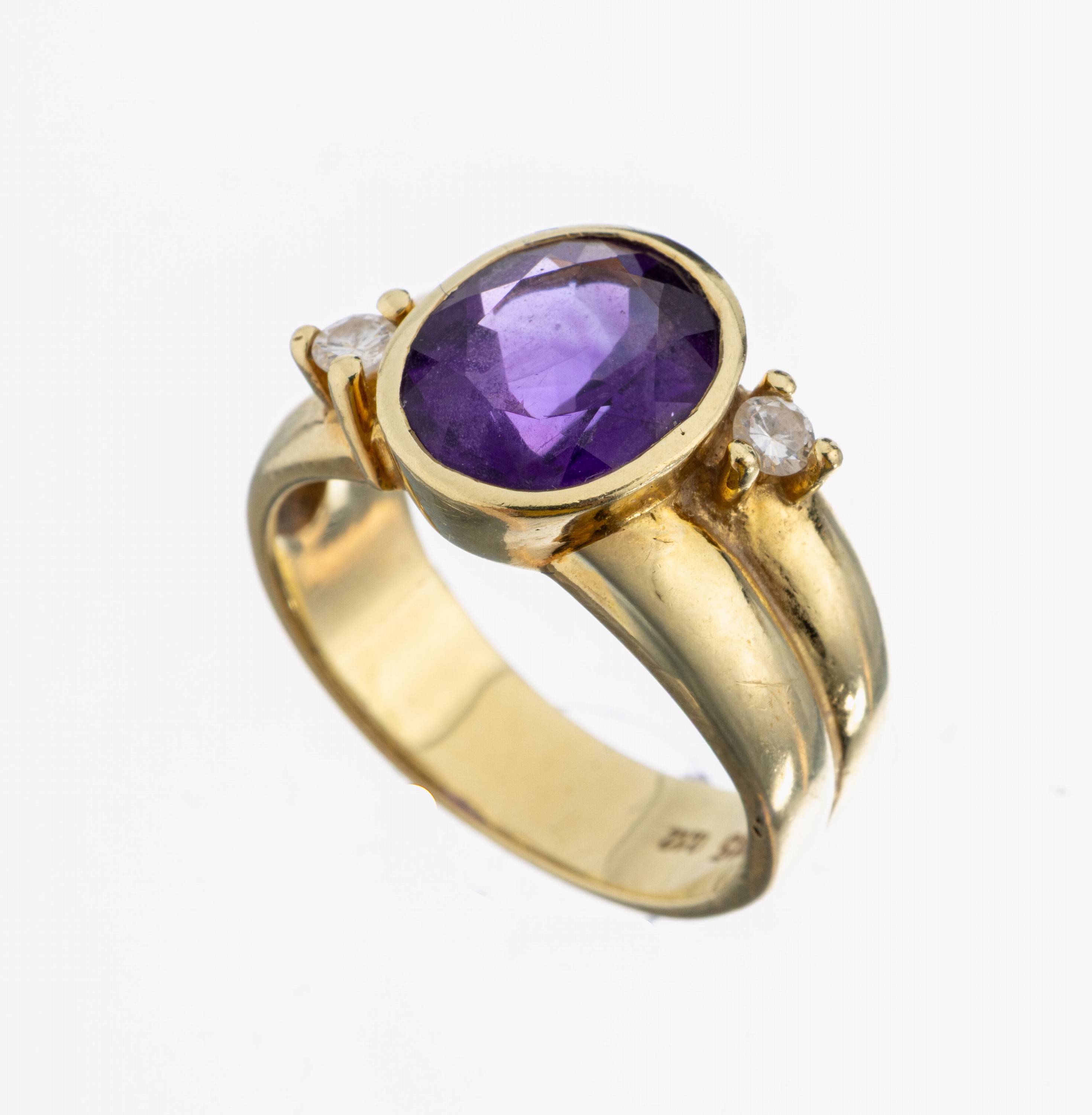 Image 26996123 - 14 kt Gold Amethyst-Brillant-Ring, GG 585/000, ovalfacett. Amethyst, 2 Brillanten zus. ...