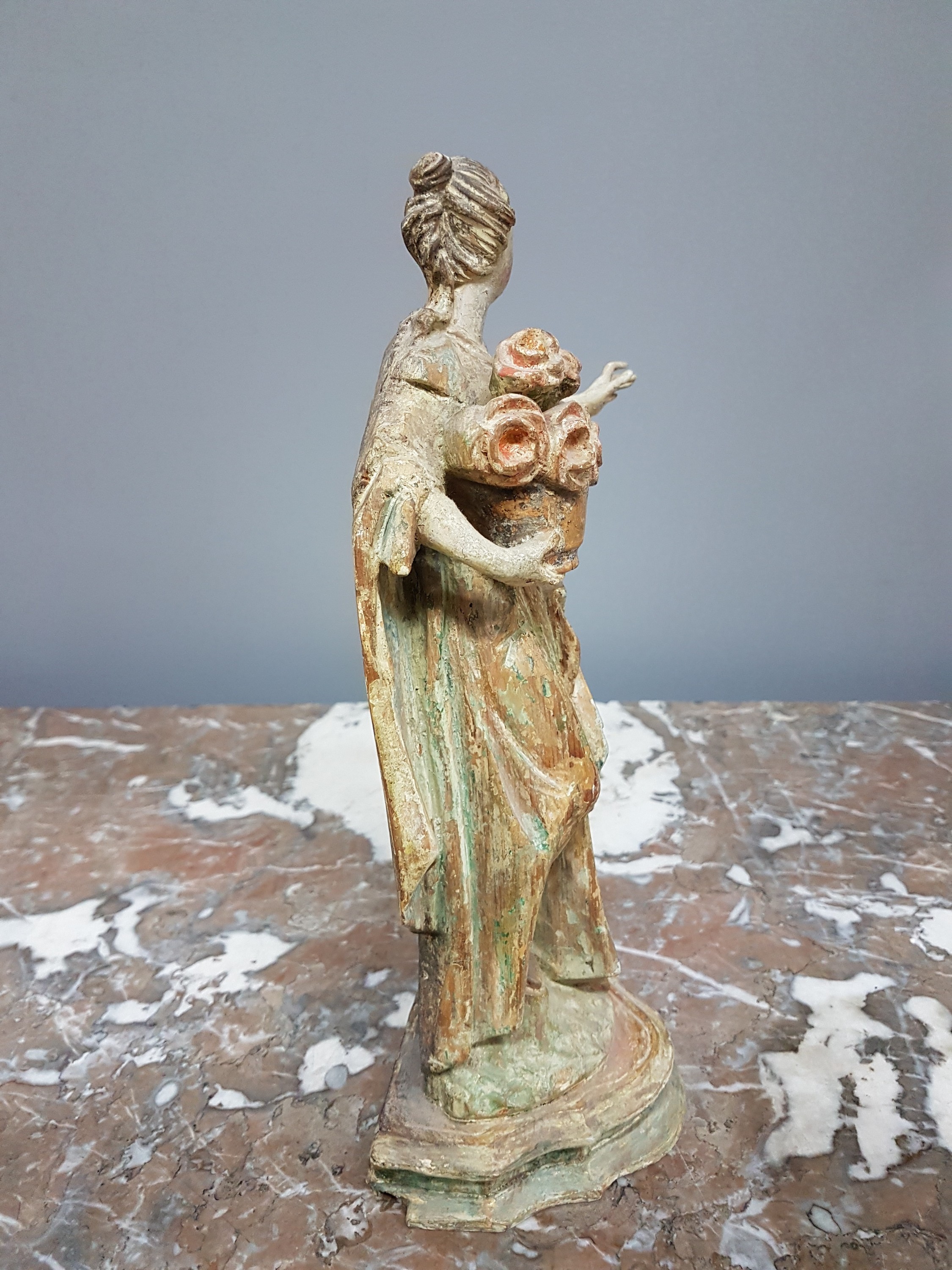 Detail b: Bildschnitzerei, wohl Grödnerthal, um 1770/80, Pappelholz, geschnitzt, Allegorie auf den Frühling, Reste von alter Fassung und Vergoldung, H. ca. ...