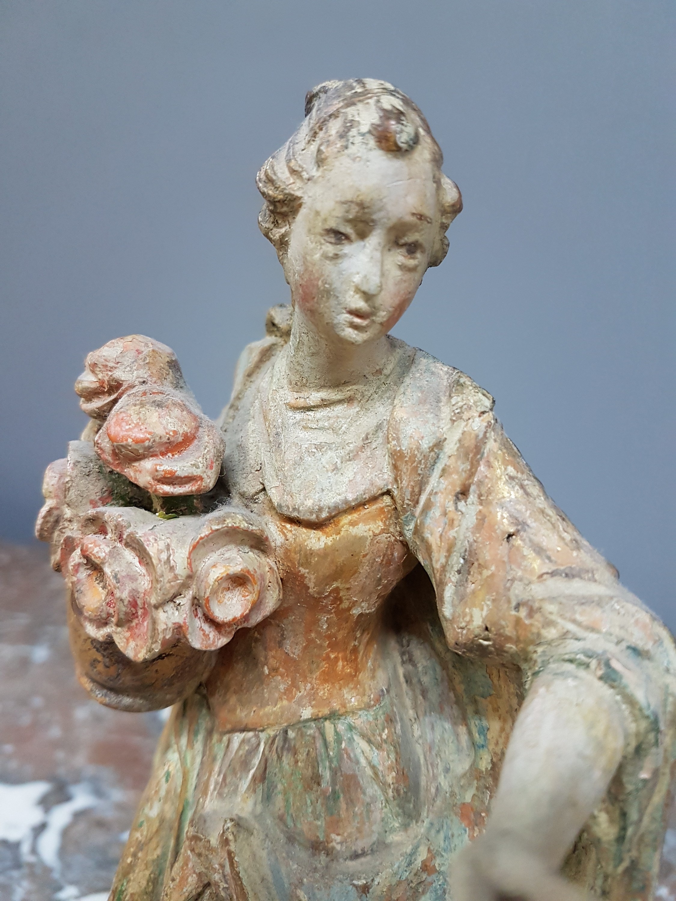Detail f: Bildschnitzerei, wohl Grödnerthal, um 1770/80, Pappelholz, geschnitzt, Allegorie auf den Frühling, Reste von alter Fassung und Vergoldung, H. ca. ...