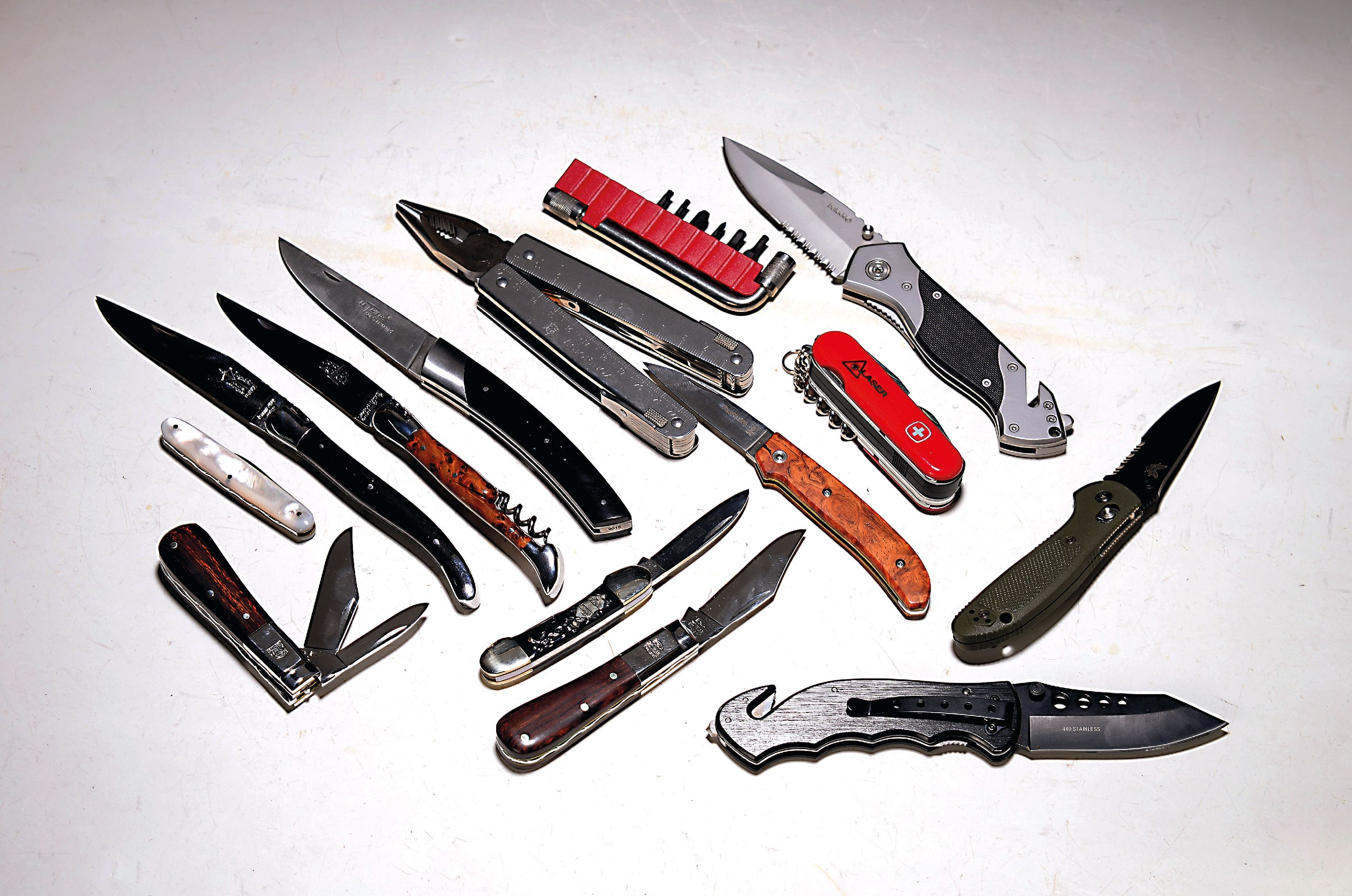 Image 26996155 - Konvolut aus 13 hochwertigen Taschenmessern, verschiedener Hersteller, Victorinox X ...