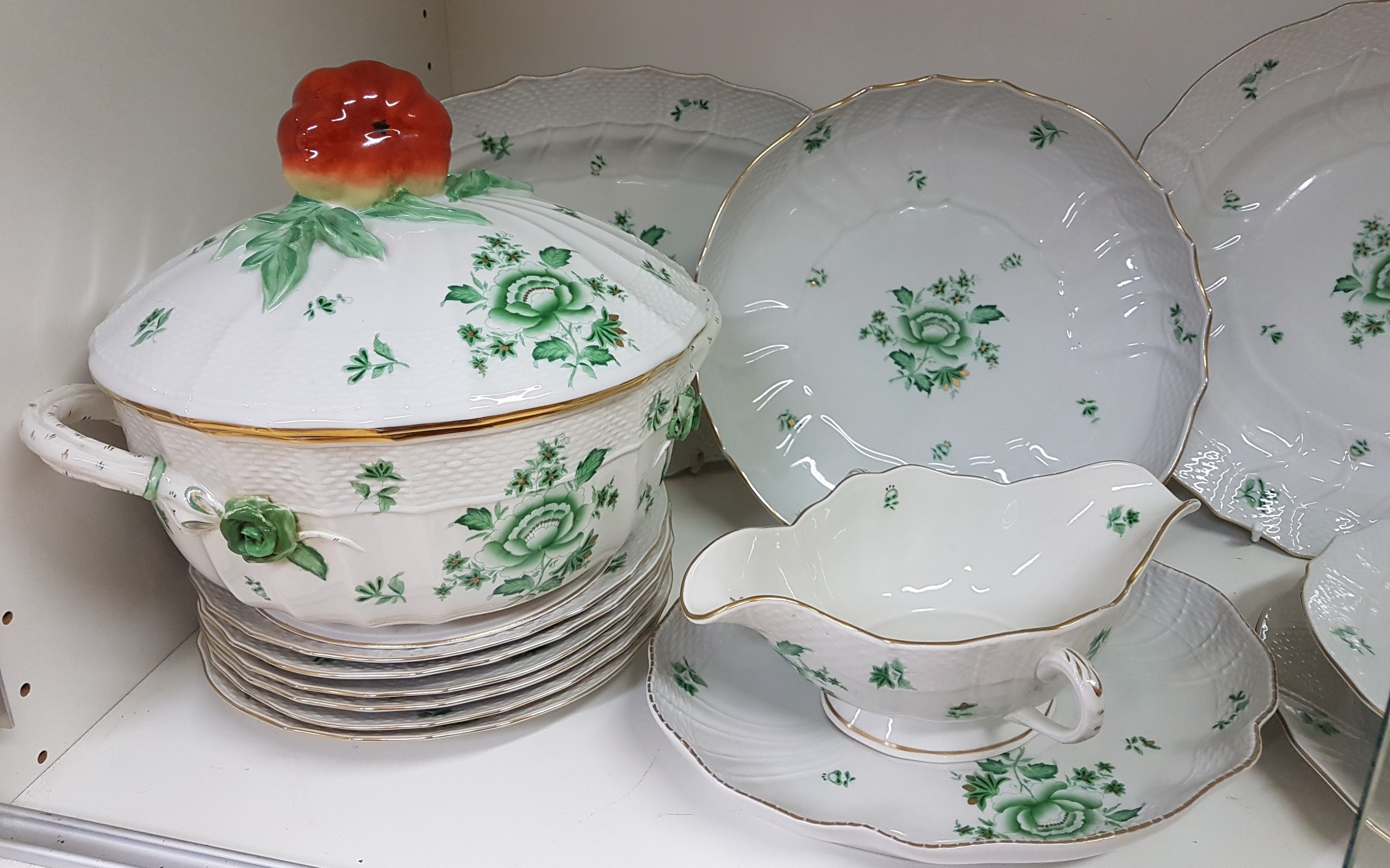 Detail a: Speiseservice, Herend, 20. Jh., indische Blumen in Grün, Porzellan, Deckelterrine mit großer Fruchtbekrönung, applizierte Blätter, 6 Menueteller ...