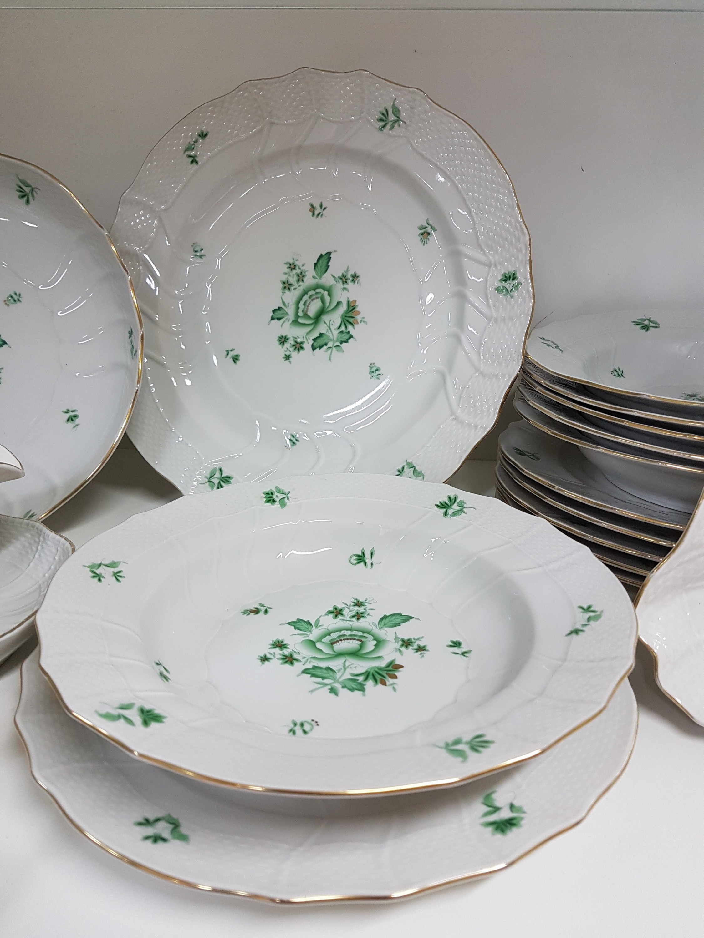 Detail d: Speiseservice, Herend, 20. Jh., indische Blumen in Grün, Porzellan, Deckelterrine mit großer Fruchtbekrönung, applizierte Blätter, 6 Menueteller ...