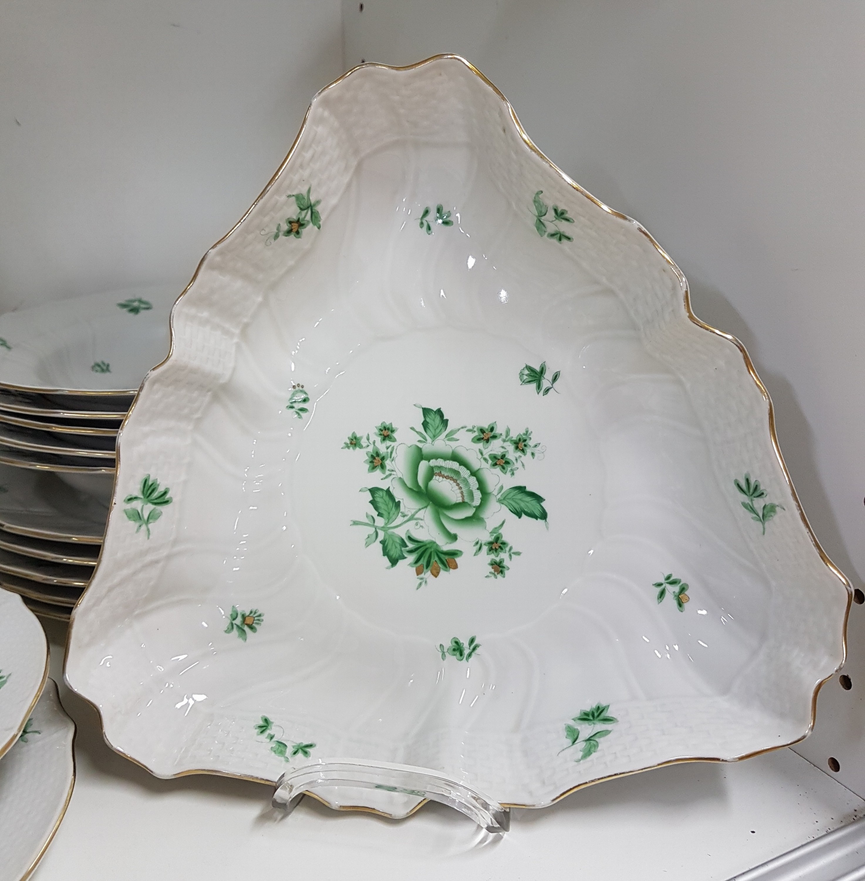Detail e: Speiseservice, Herend, 20. Jh., indische Blumen in Grün, Porzellan, Deckelterrine mit großer Fruchtbekrönung, applizierte Blätter, 6 Menueteller ...