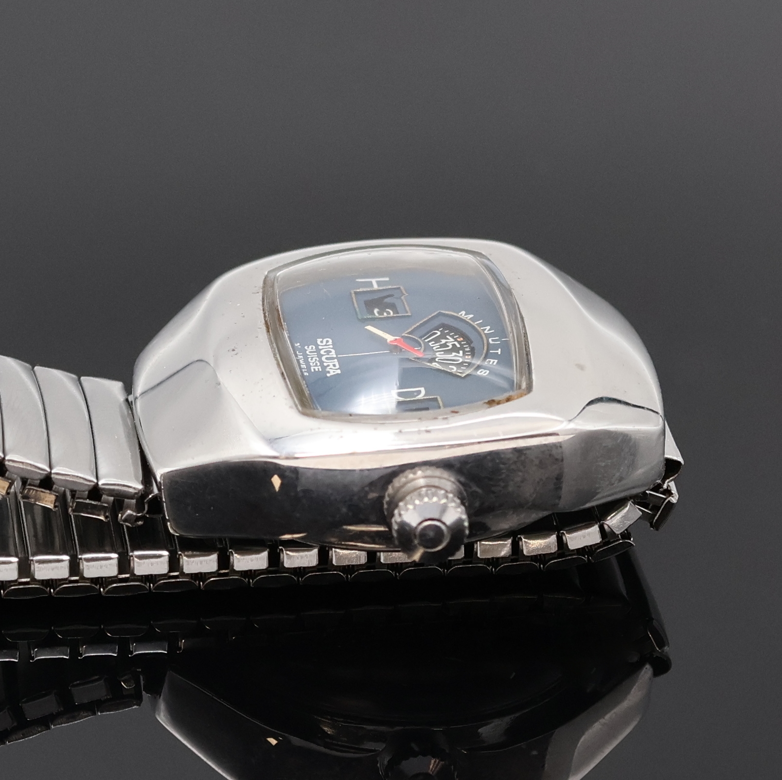 Detail b: SICURA Herrenarmbanduhr mit springender Stunde, Schweiz um 1970, Handaufzug, verchr. Geh., Stahlboden verschr., neutr. Flexband, blaues Zifferbl., ...
