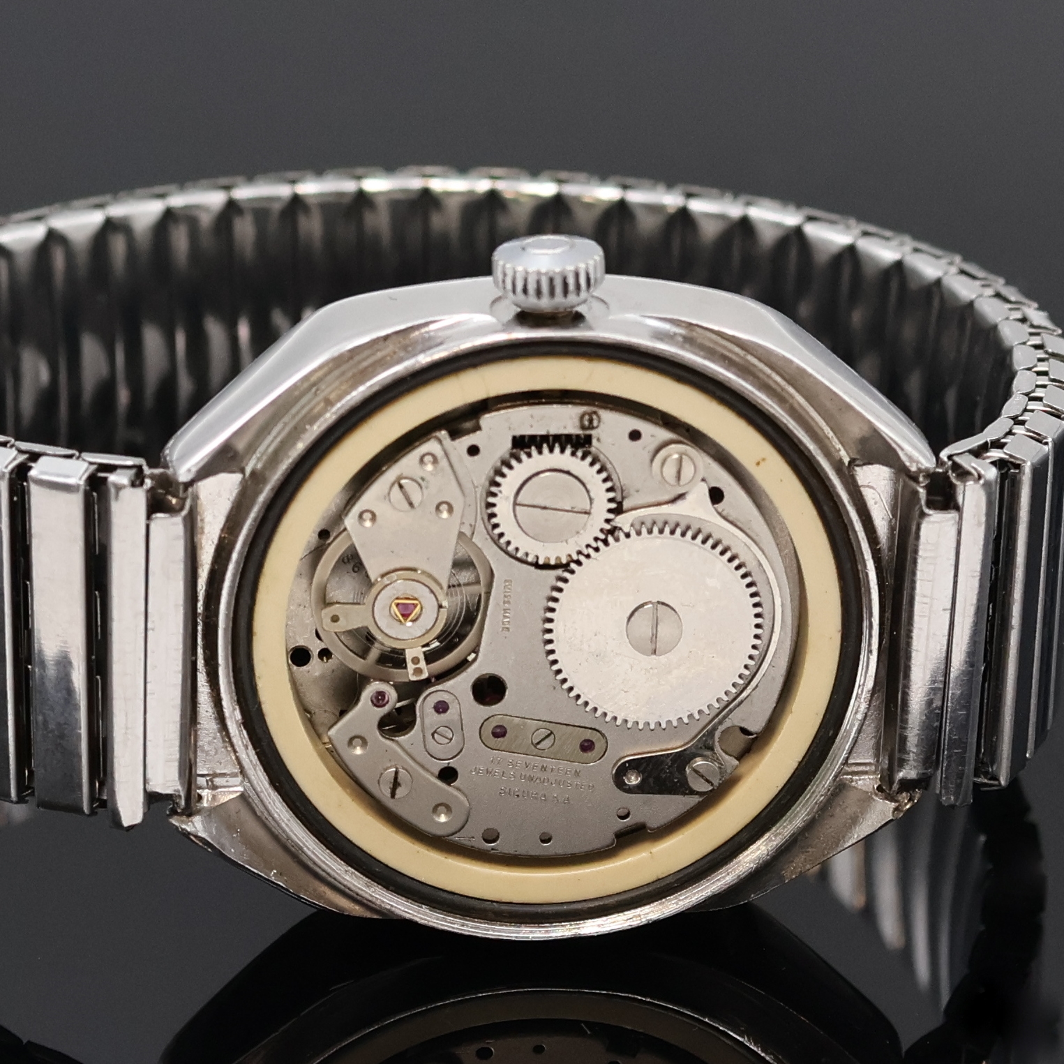 Detail d: SICURA Herrenarmbanduhr mit springender Stunde, Schweiz um 1970, Handaufzug, verchr. Geh., Stahlboden verschr., neutr. Flexband, blaues Zifferbl., ...