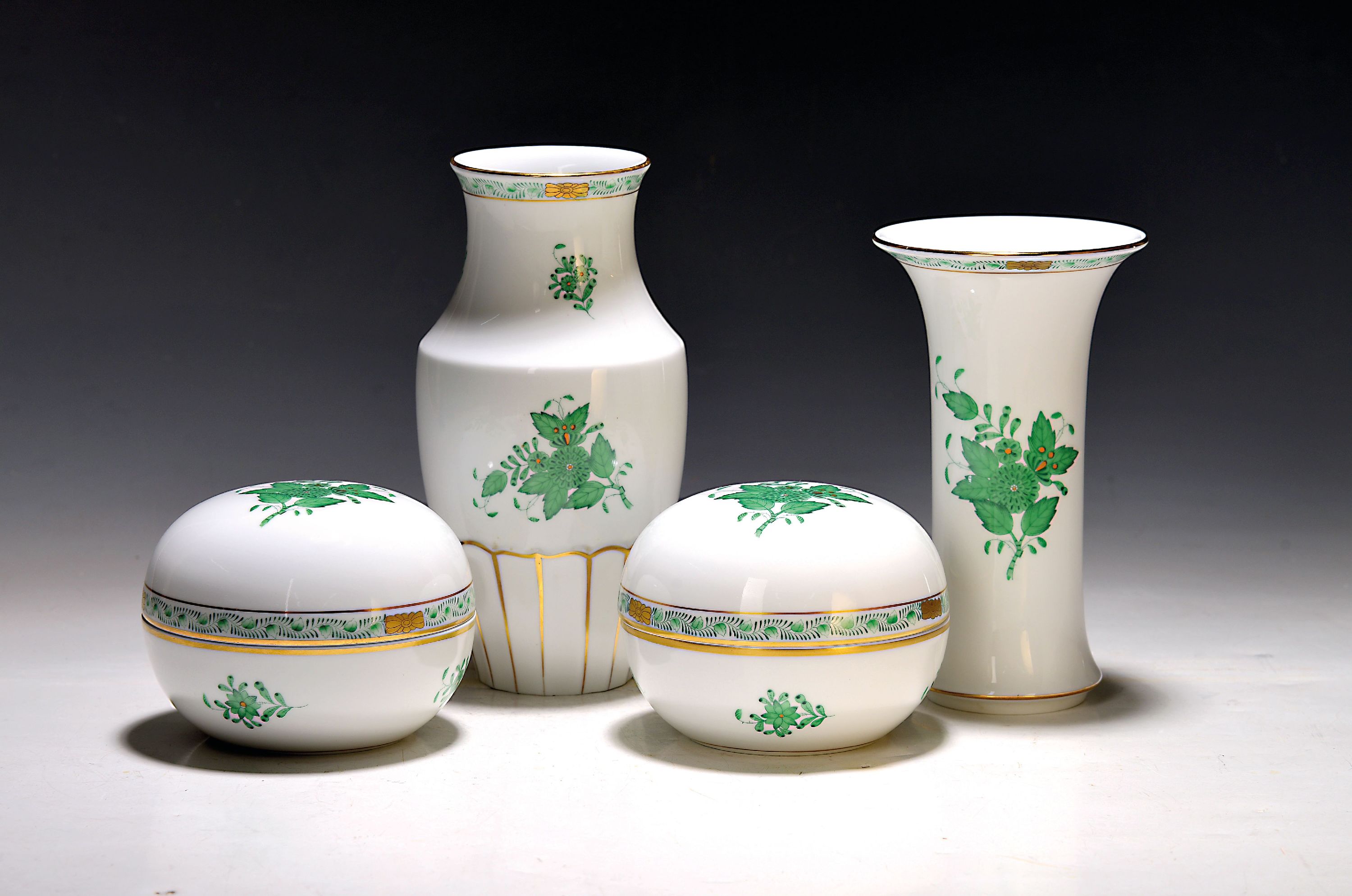 Image 26996164 - Zwei Deckeldosen und zwei Vasen, Appony Grün, Herend, 20. Jh., Porzellan, Vasen H. ...