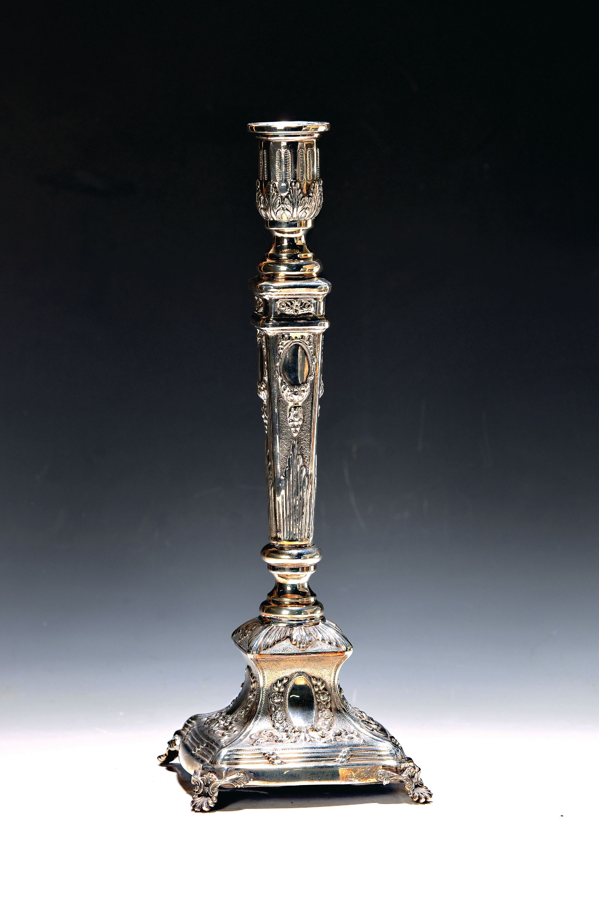 Image 26996169 - Großer Leuchter Sterlingsilber, im klassizistischen Dekor, 20. Jh., gestempelt ST925, ...