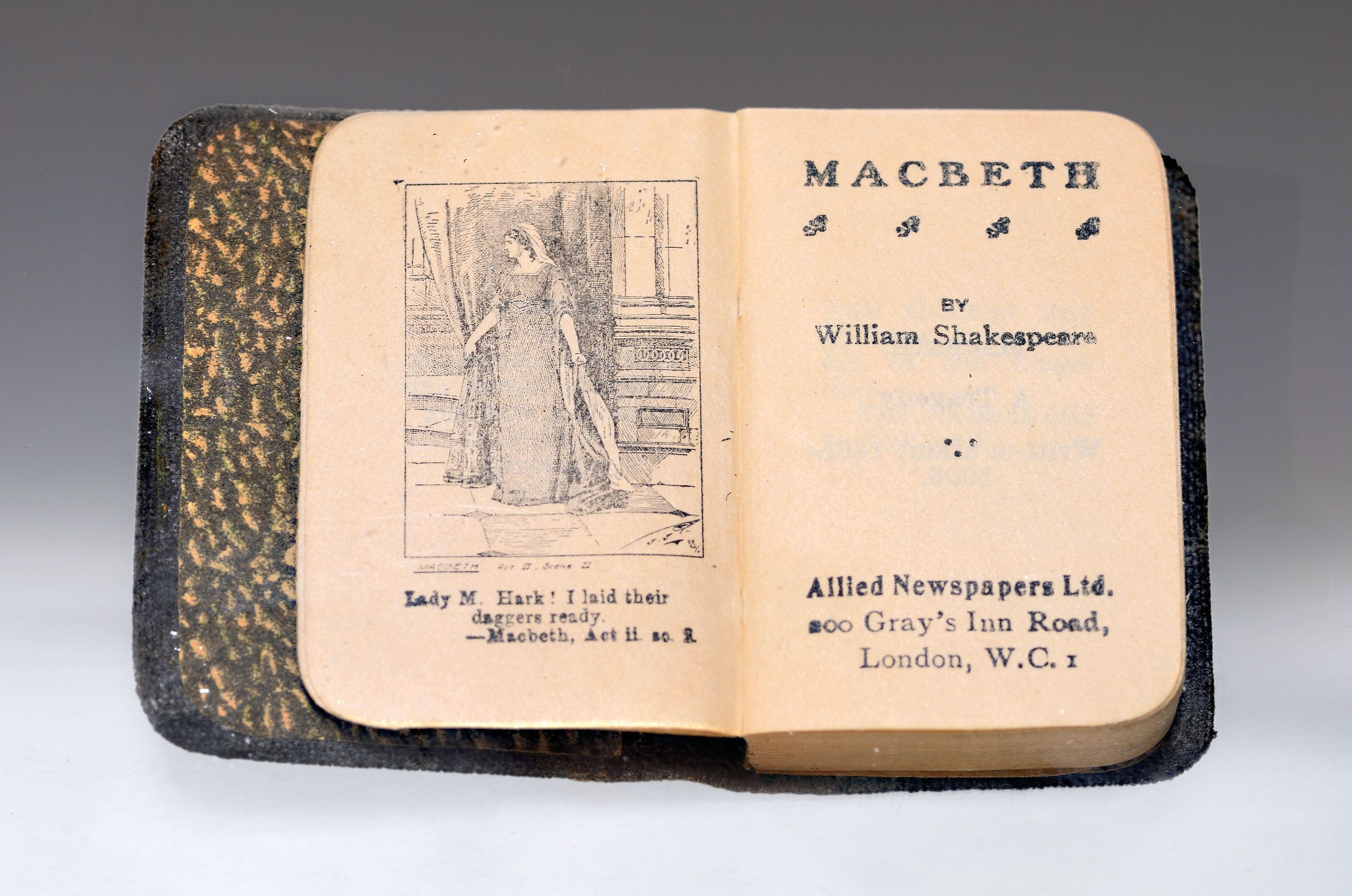 Detail b: London "The Works", 40 Miniaturbände, William Shakespears Werke, 1. Hälfte 20. Jh., auf kleinem Holzregal ca. 22.5 x 19.5 x 6.5 cm, ...