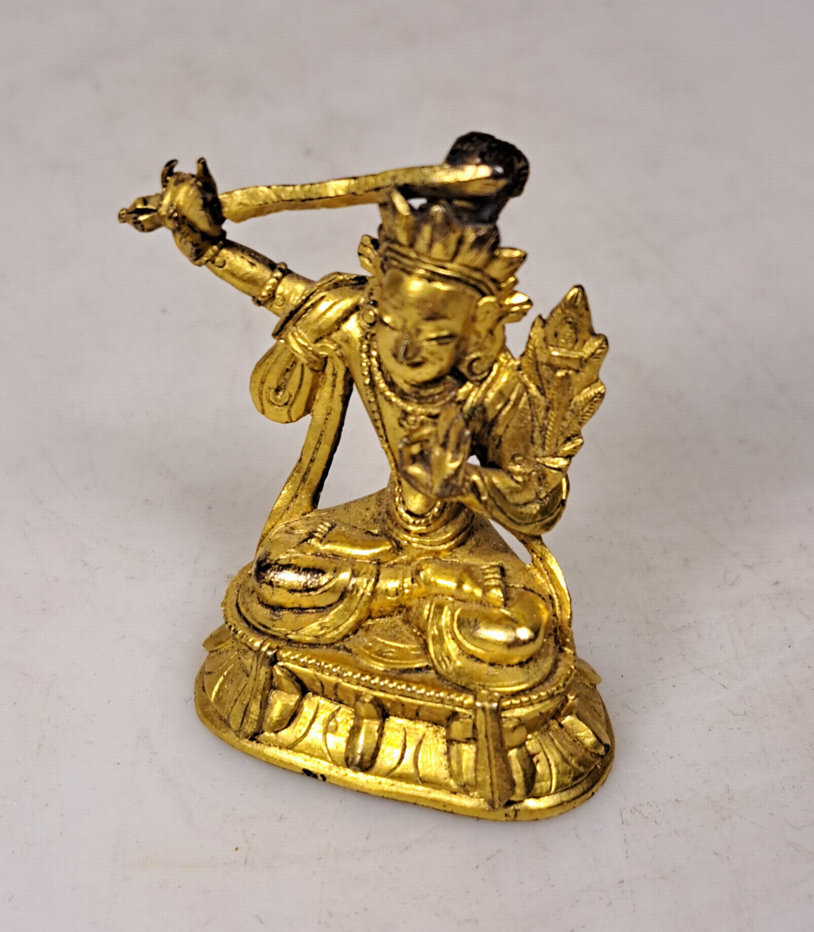 Detail b: Miniatur eines Manjushri, wohl Tibet, um 1880, mit Echtvergoldung, detaillierte, feine Ausarbeitung, doppelter Lotus, Sockel, H. ca. 4cm, ...