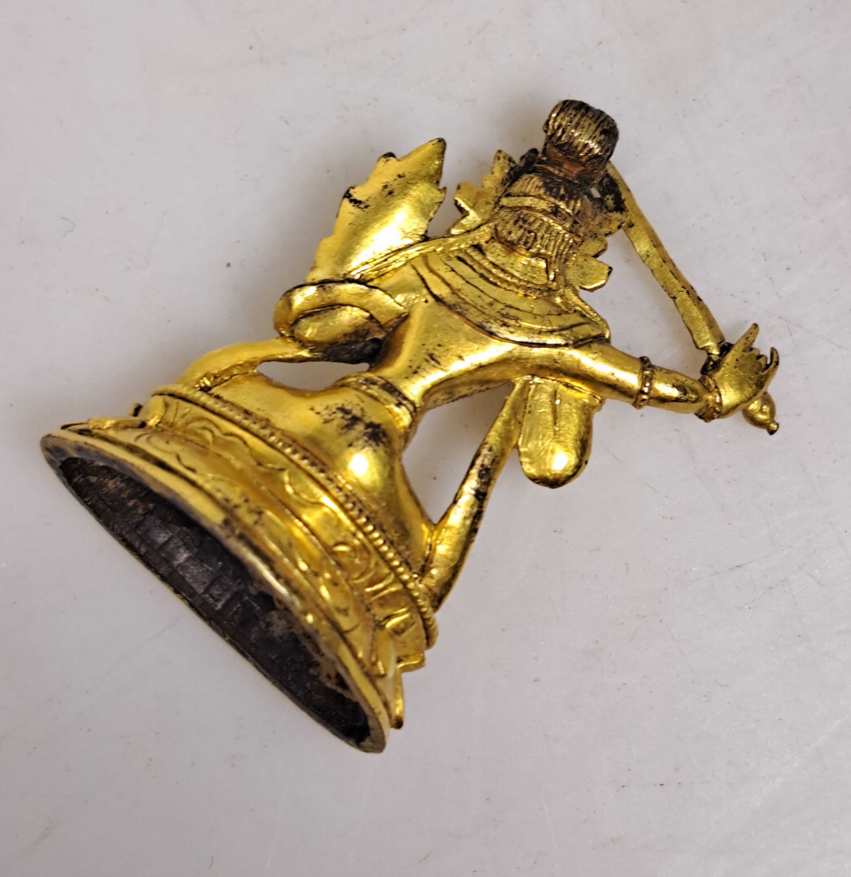 Detail c: Miniatur eines Manjushri, wohl Tibet, um 1880, mit Echtvergoldung, detaillierte, feine Ausarbeitung, doppelter Lotus, Sockel, H. ca. 4cm, ...