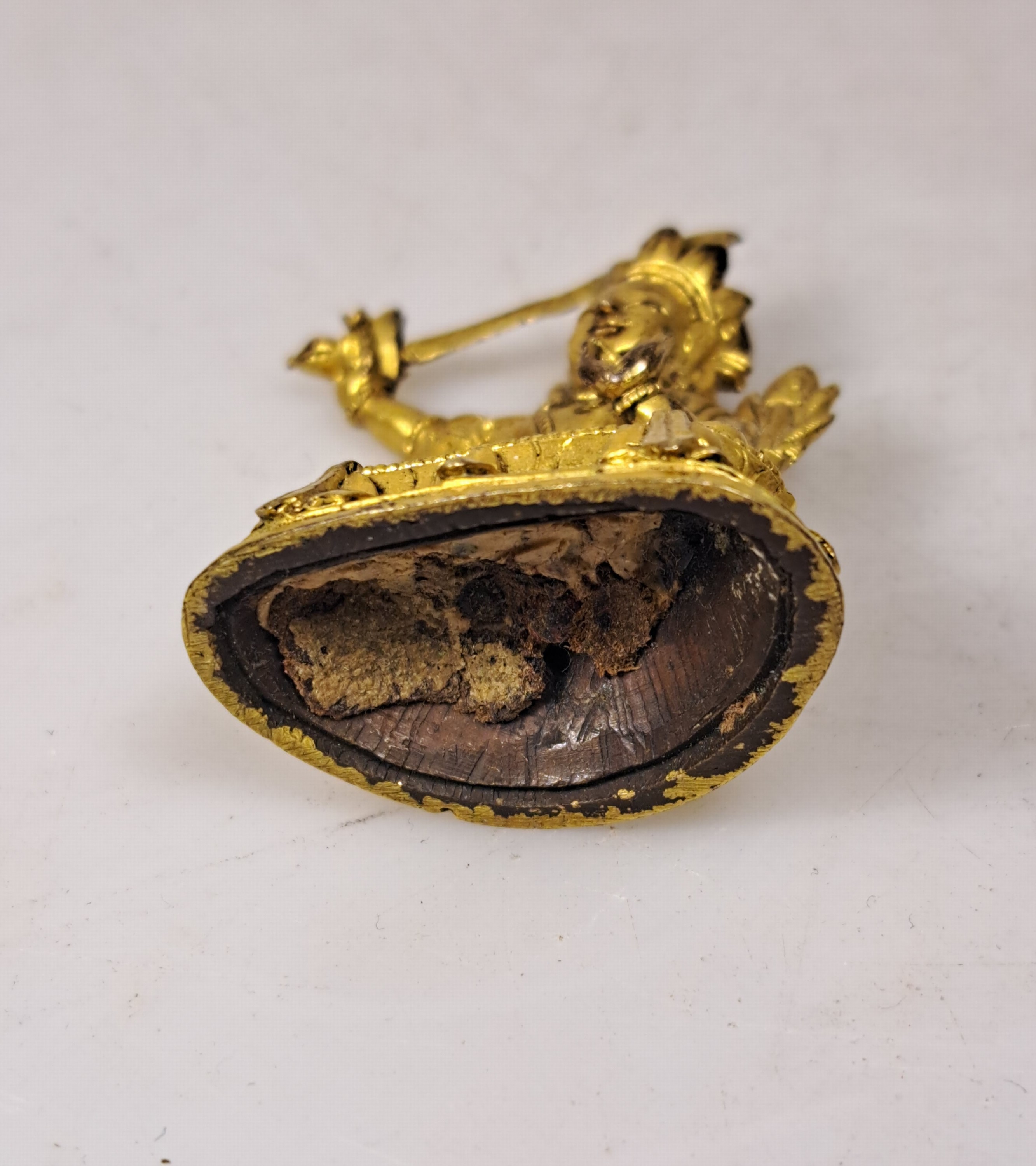 Detail e: Miniatur eines Manjushri, wohl Tibet, um 1880, mit Echtvergoldung, detaillierte, feine Ausarbeitung, doppelter Lotus, Sockel, H. ca. 4cm, ...