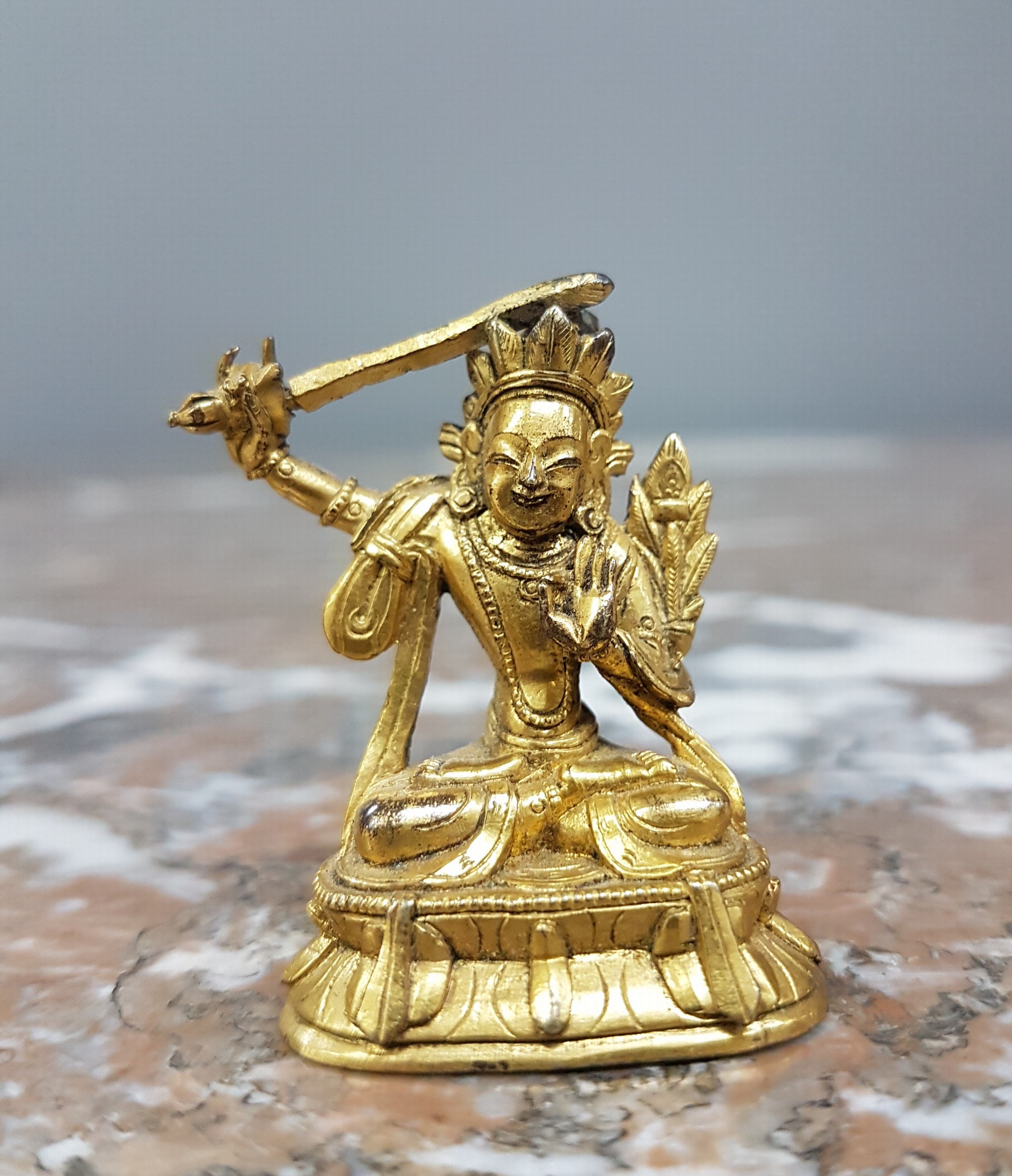 Detail g: Miniatur eines Manjushri, wohl Tibet, um 1880, mit Echtvergoldung, detaillierte, feine Ausarbeitung, doppelter Lotus, Sockel, H. ca. 4cm, ...