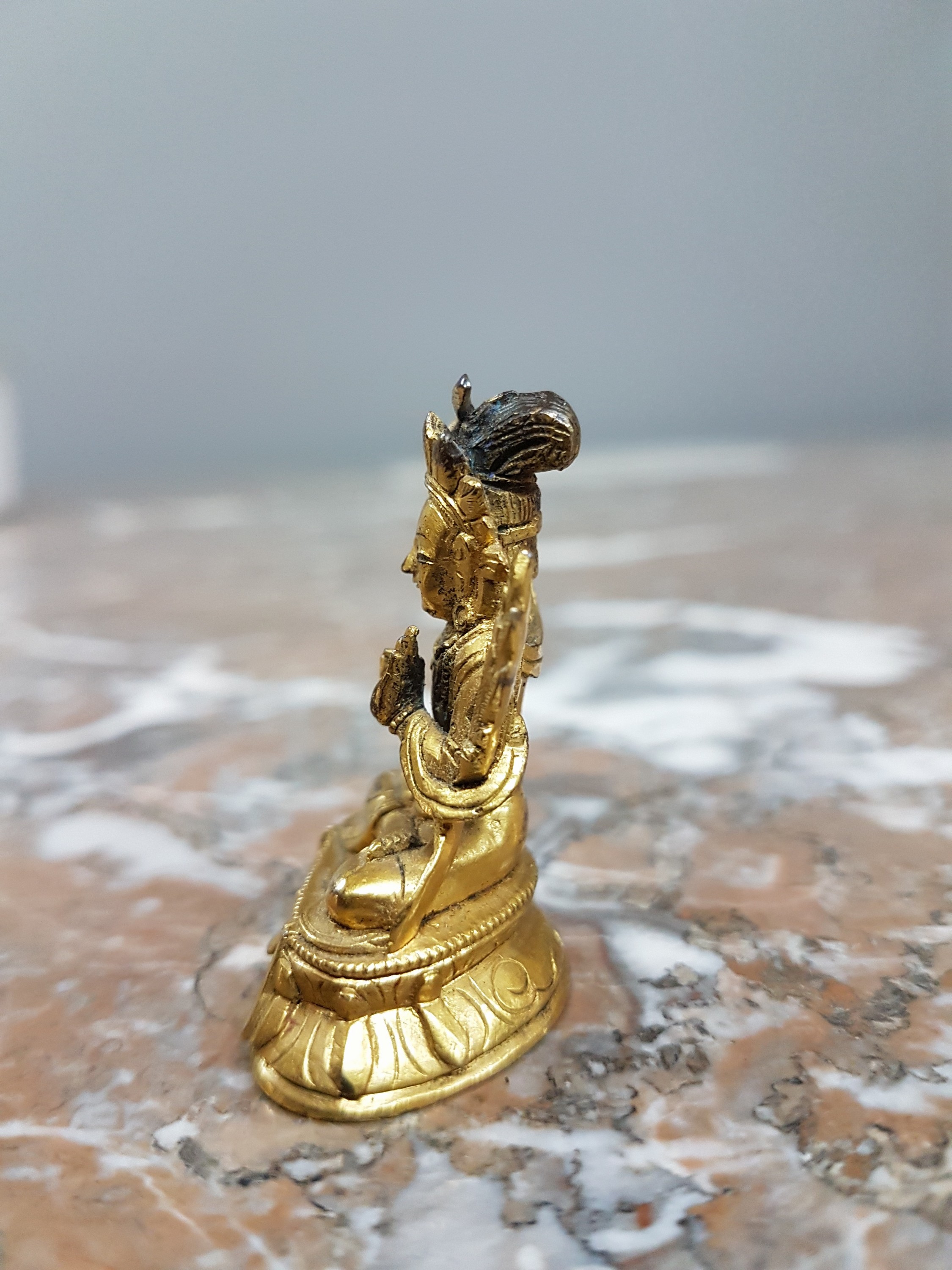 Detail h: Miniatur eines Manjushri, wohl Tibet, um 1880, mit Echtvergoldung, detaillierte, feine Ausarbeitung, doppelter Lotus, Sockel, H. ca. 4cm, ...