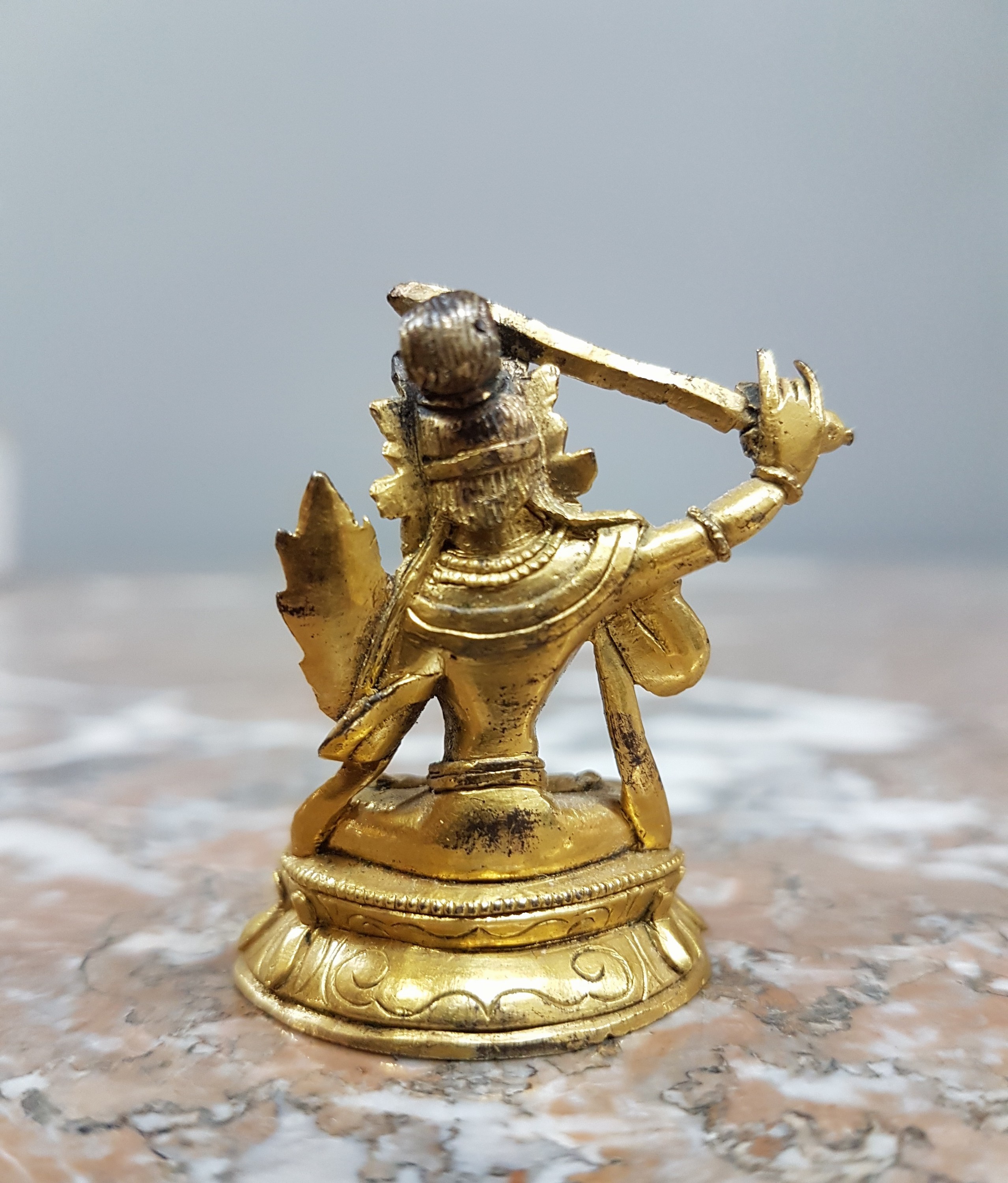 Detail i: Miniatur eines Manjushri, wohl Tibet, um 1880, mit Echtvergoldung, detaillierte, feine Ausarbeitung, doppelter Lotus, Sockel, H. ca. 4cm, ...