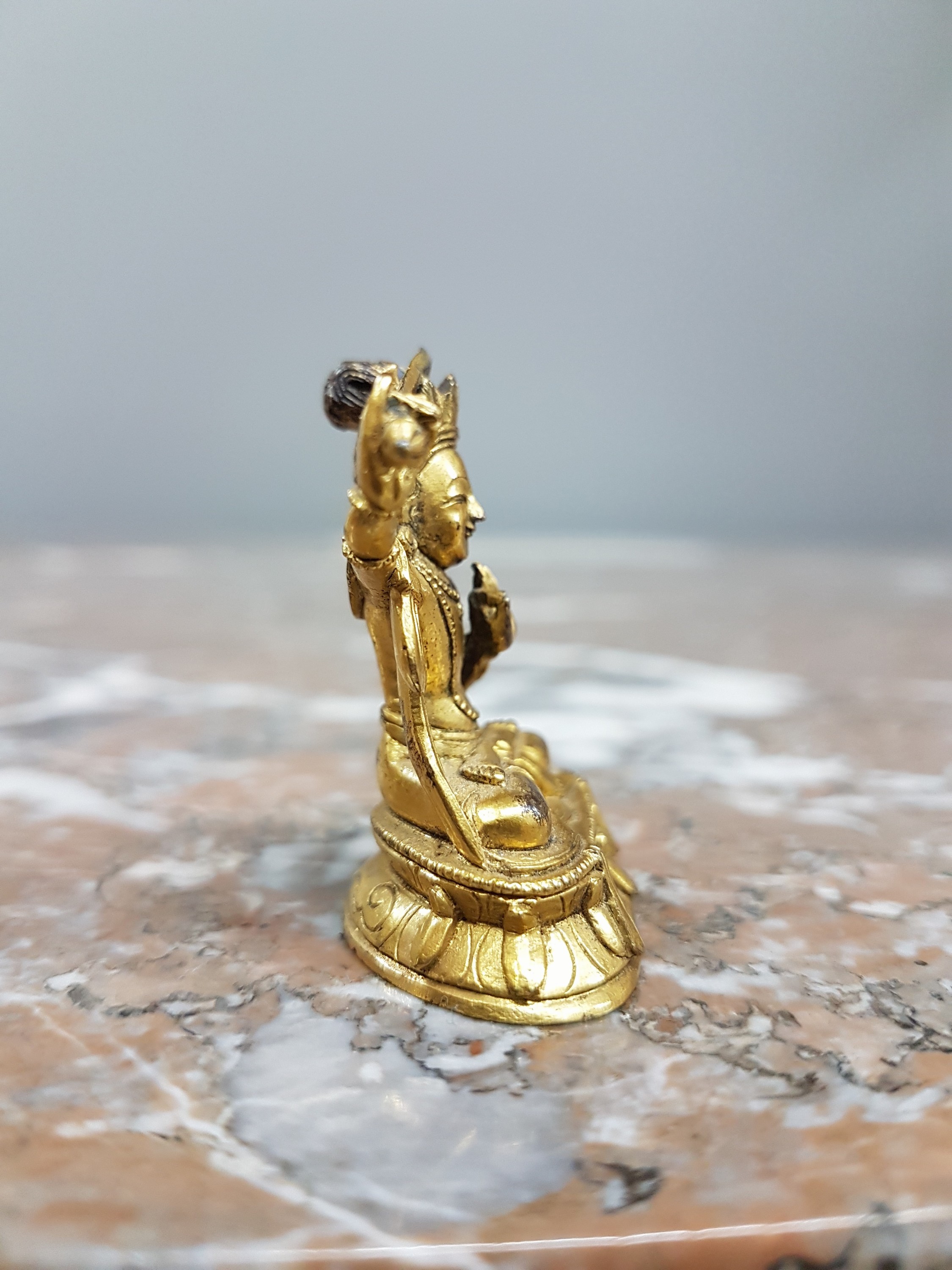 Detail j: Miniatur eines Manjushri, wohl Tibet, um 1880, mit Echtvergoldung, detaillierte, feine Ausarbeitung, doppelter Lotus, Sockel, H. ca. 4cm, ...