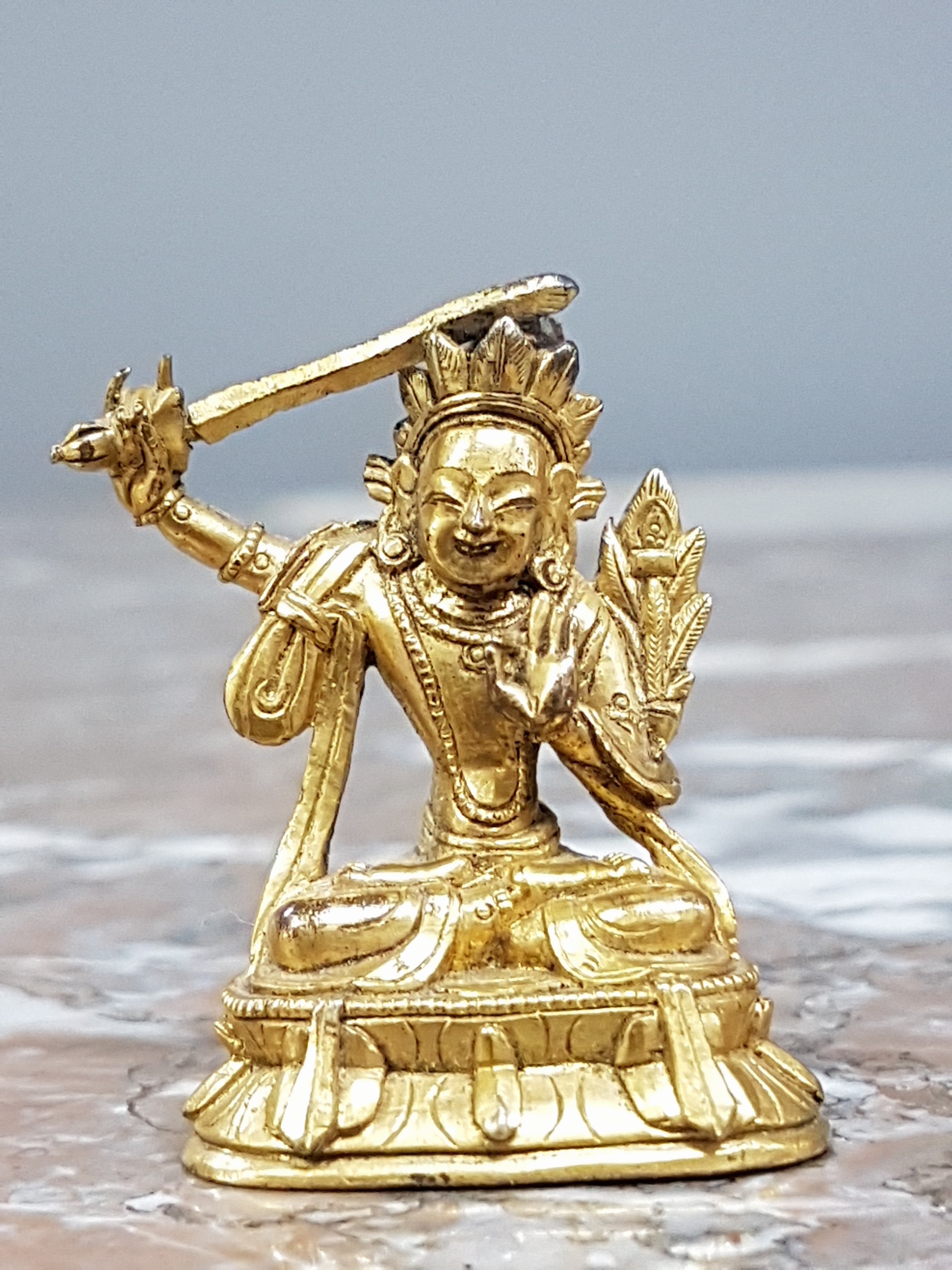 Detail k: Miniatur eines Manjushri, wohl Tibet, um 1880, mit Echtvergoldung, detaillierte, feine Ausarbeitung, doppelter Lotus, Sockel, H. ca. 4cm, ...