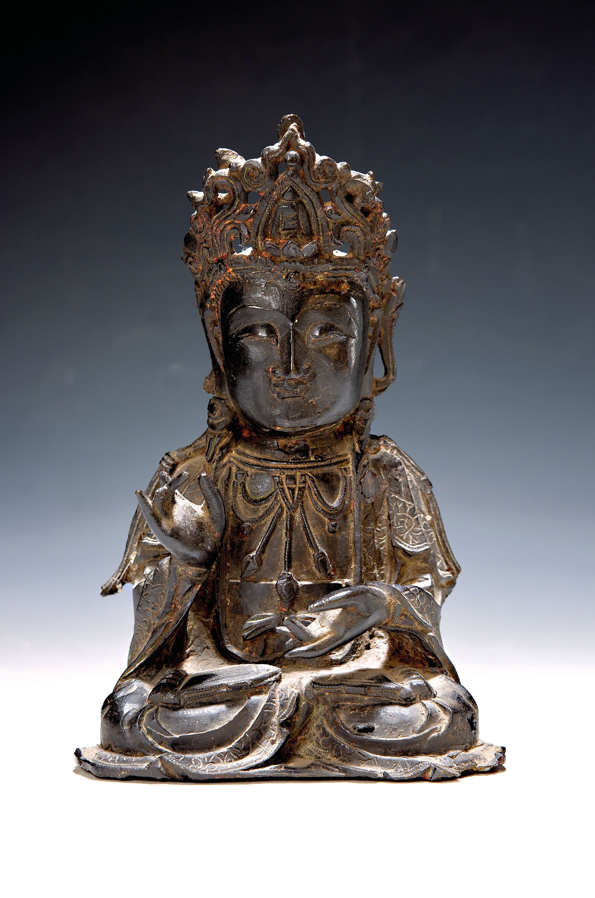 Image 26996182 - Sitzender Buddha, Ming-Dynastie, China, 17. Jh., Eisen, feiner Guß, z.T. altersbedingt ...