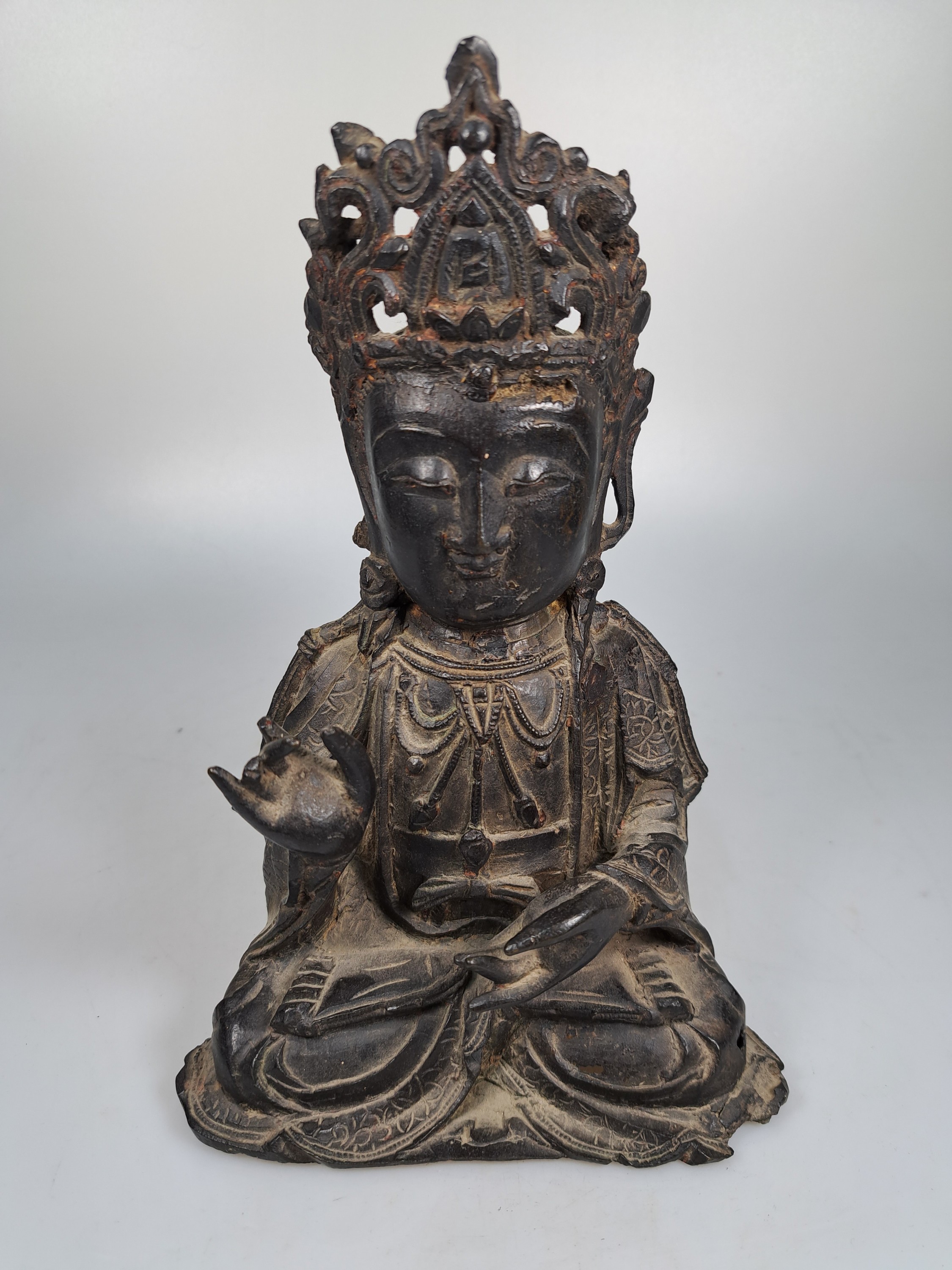 Detail a: Sitzender Buddha, Ming-Dynastie, China, 17. Jh., Eisen, feiner Guß, z.T. altersbedingt dünne Wandung mit Fehlstellen, H. ca. 23.5 cm