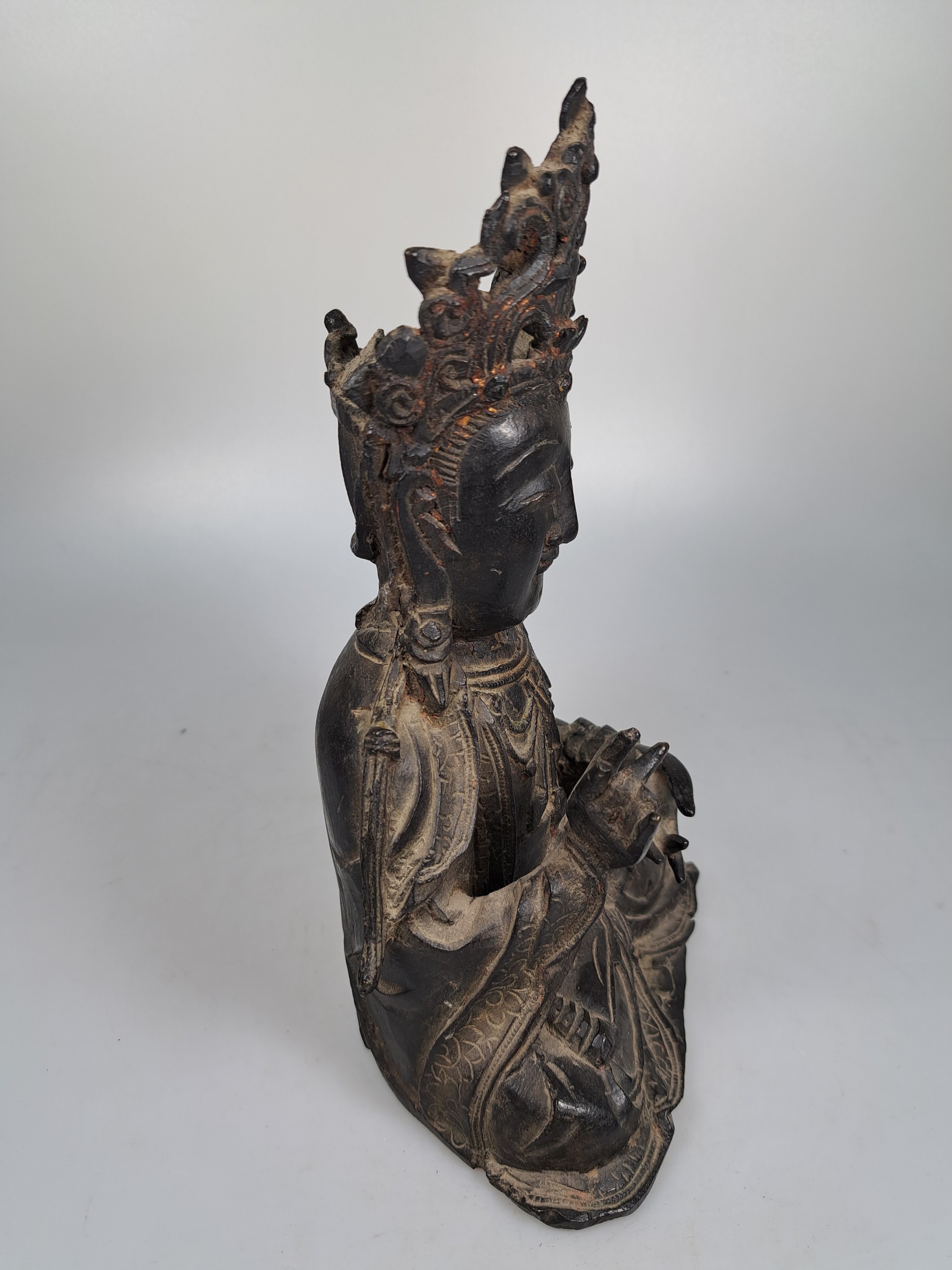Detail b: Sitzender Buddha, Ming-Dynastie, China, 17. Jh., Eisen, feiner Guß, z.T. altersbedingt dünne Wandung mit Fehlstellen, H. ca. 23.5 cm