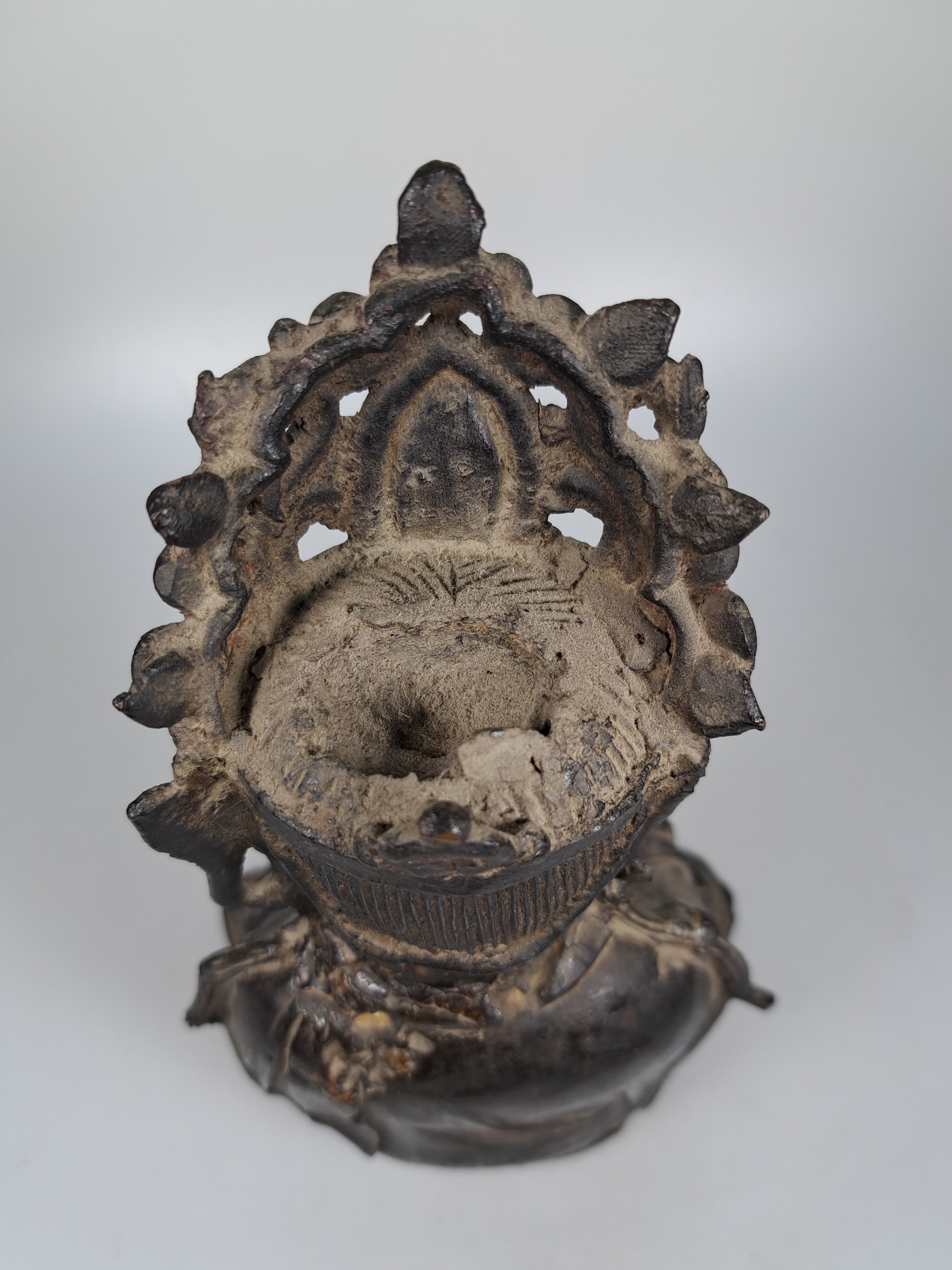 Detail d: Sitzender Buddha, Ming-Dynastie, China, 17. Jh., Eisen, feiner Guß, z.T. altersbedingt dünne Wandung mit Fehlstellen, H. ca. 23.5 cm