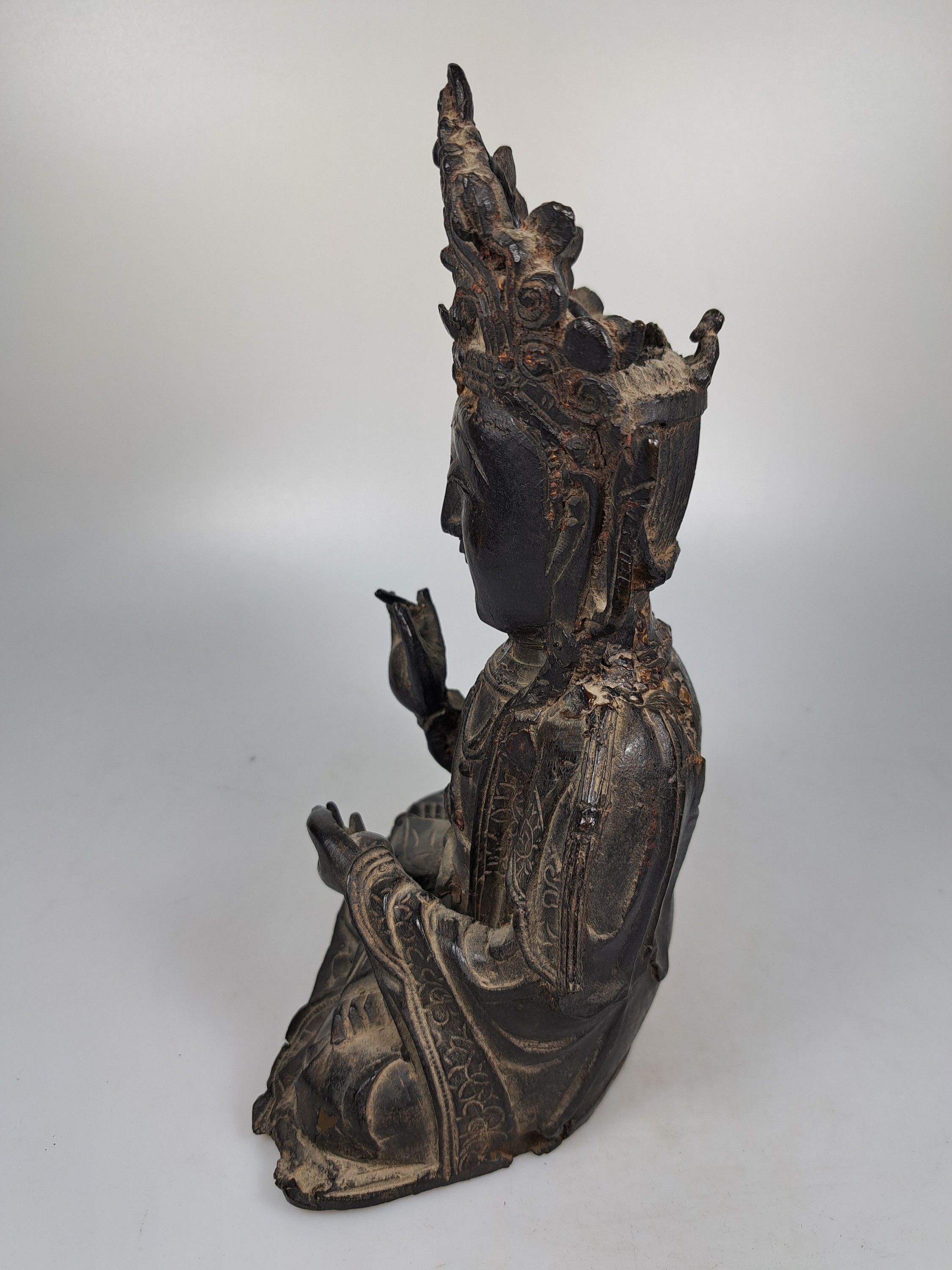 Detail e: Sitzender Buddha, Ming-Dynastie, China, 17. Jh., Eisen, feiner Guß, z.T. altersbedingt dünne Wandung mit Fehlstellen, H. ca. 23.5 cm