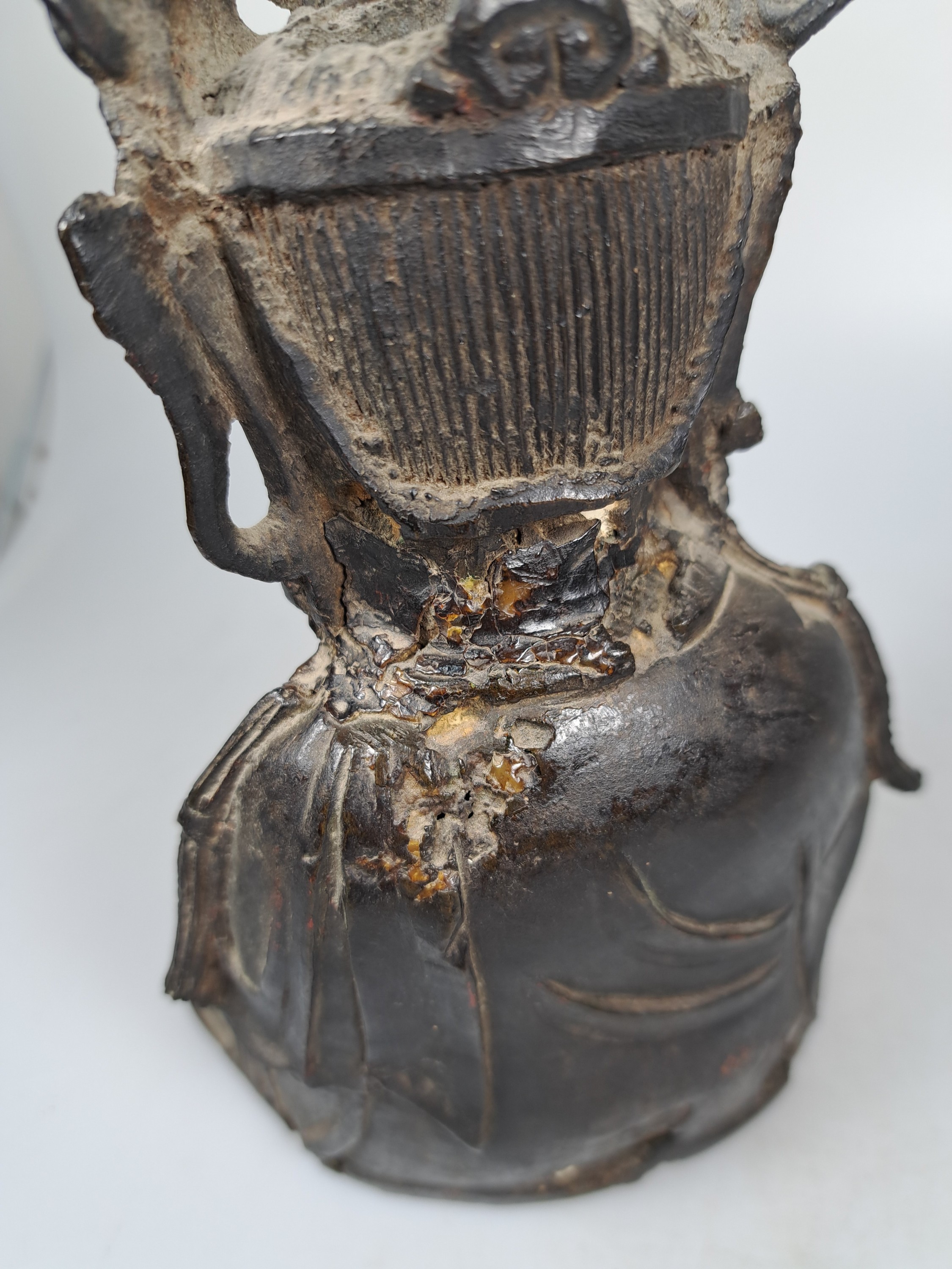Detail f: Sitzender Buddha, Ming-Dynastie, China, 17. Jh., Eisen, feiner Guß, z.T. altersbedingt dünne Wandung mit Fehlstellen, H. ca. 23.5 cm