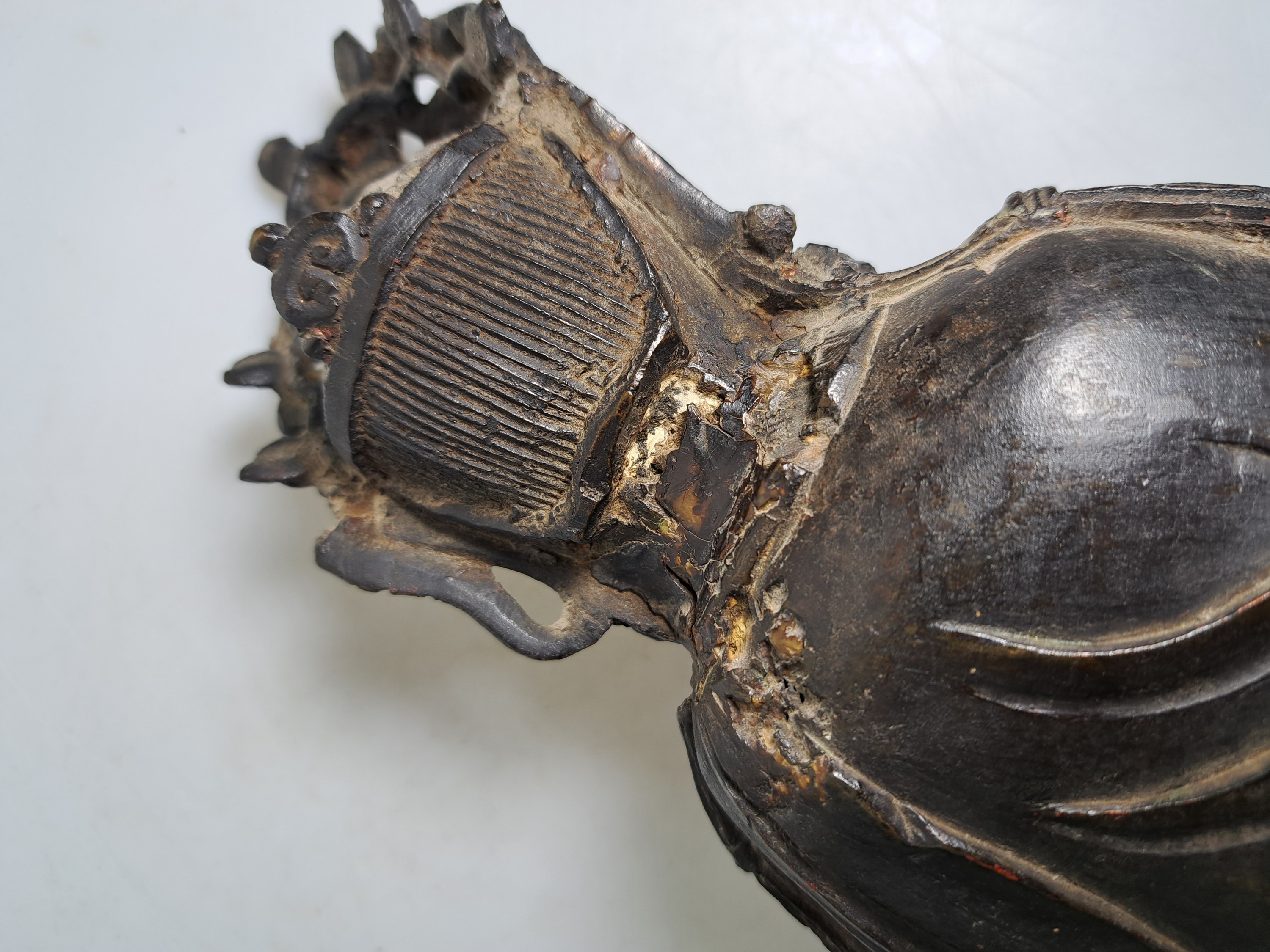 Detail j: Sitzender Buddha, Ming-Dynastie, China, 17. Jh., Eisen, feiner Guß, z.T. altersbedingt dünne Wandung mit Fehlstellen, H. ca. 23.5 cm