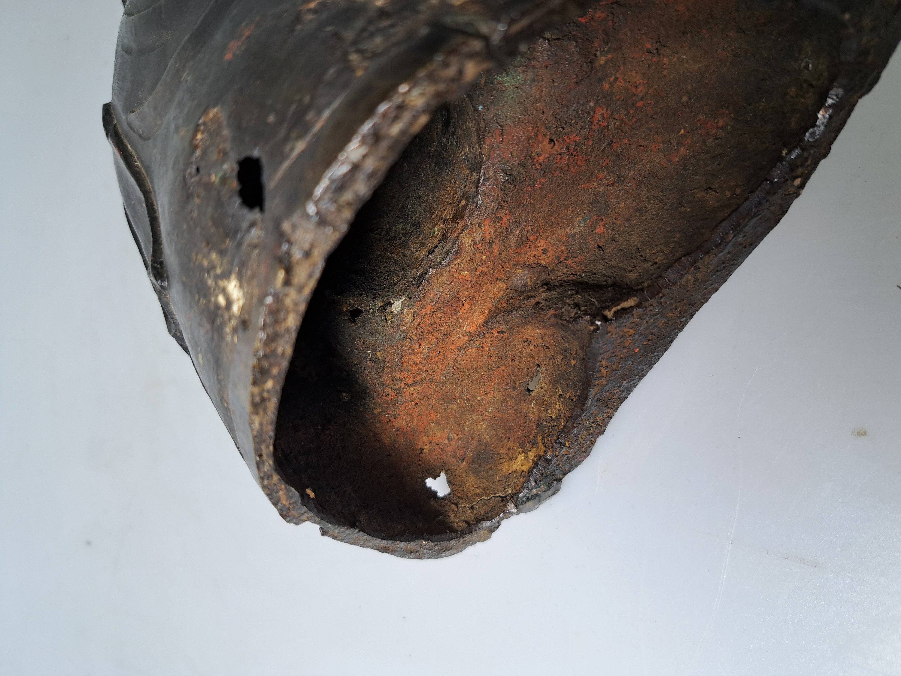 Detail k: Sitzender Buddha, Ming-Dynastie, China, 17. Jh., Eisen, feiner Guß, z.T. altersbedingt dünne Wandung mit Fehlstellen, H. ca. 23.5 cm