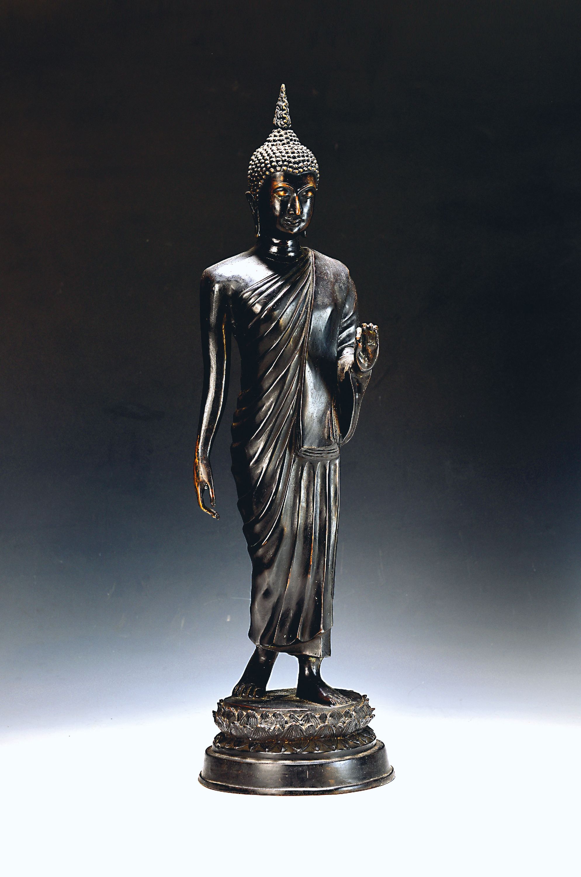 Image 26996183 - Stehender Buddha, Thailand, 20. Jh., Bronze, H. ca. 66 cm, an der Hand Patinierung ...