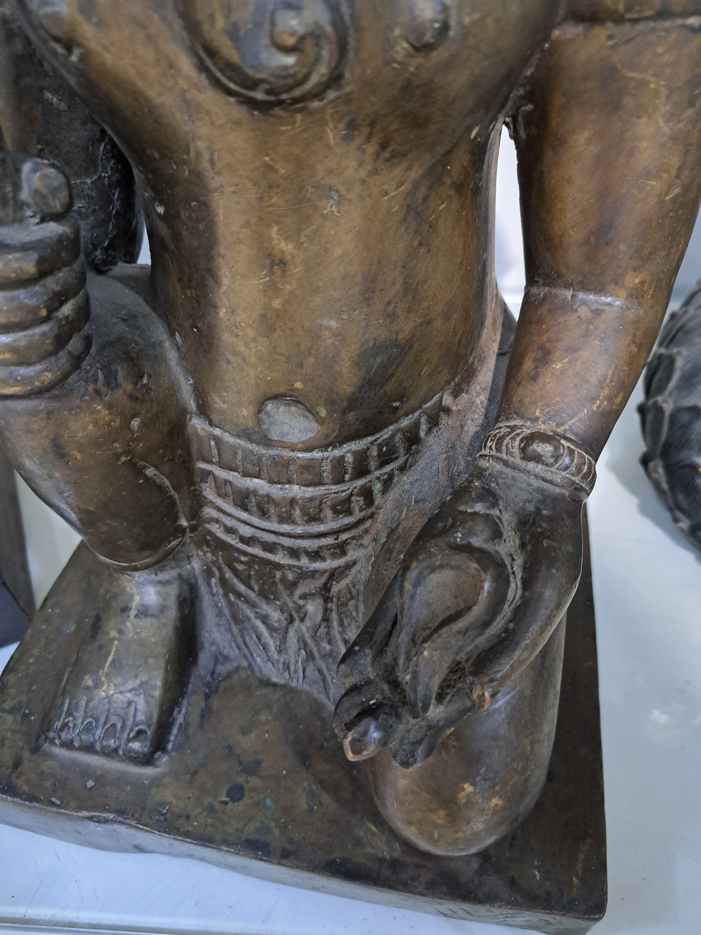 Detail c: Große Bronzefigur, Ganesha, Khmer-Stil, wohl 19. Jh., kniende Darstellung, in einer Hand Shankha (Muschel) in der anderen Hand den abgebrochenen ...