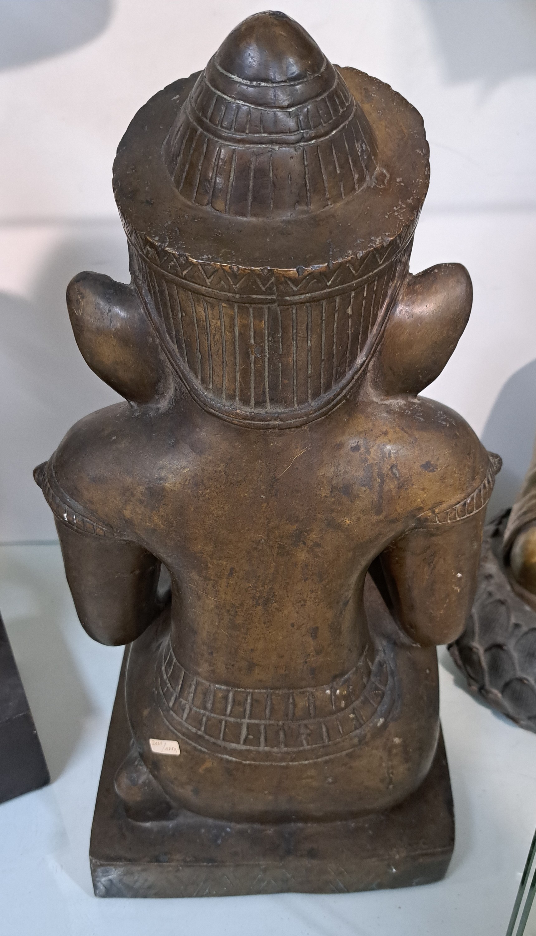 Detail e: Große Bronzefigur, Ganesha, Khmer-Stil, wohl 19. Jh., kniende Darstellung, in einer Hand Shankha (Muschel) in der anderen Hand den abgebrochenen ...