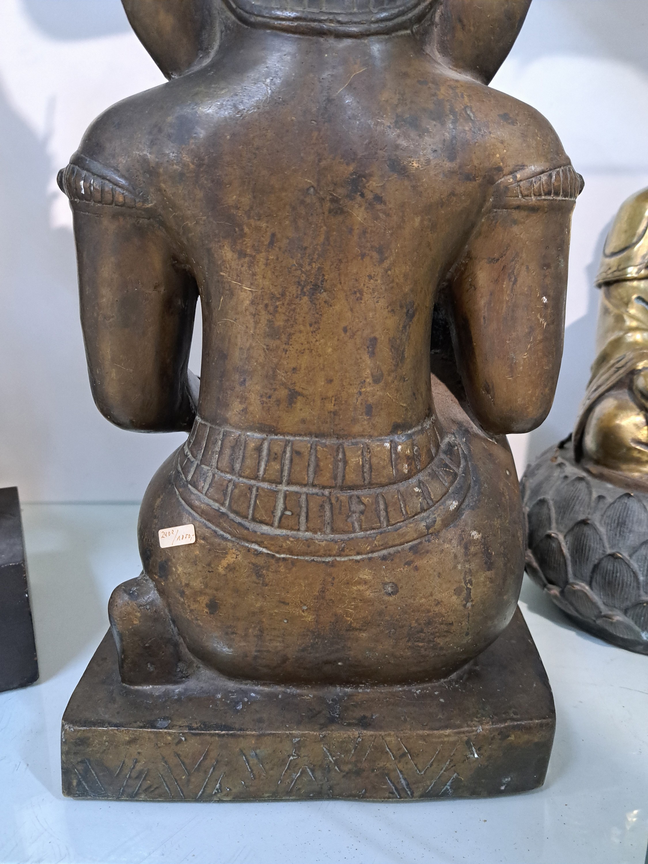 Detail f: Große Bronzefigur, Ganesha, Khmer-Stil, wohl 19. Jh., kniende Darstellung, in einer Hand Shankha (Muschel) in der anderen Hand den abgebrochenen ...