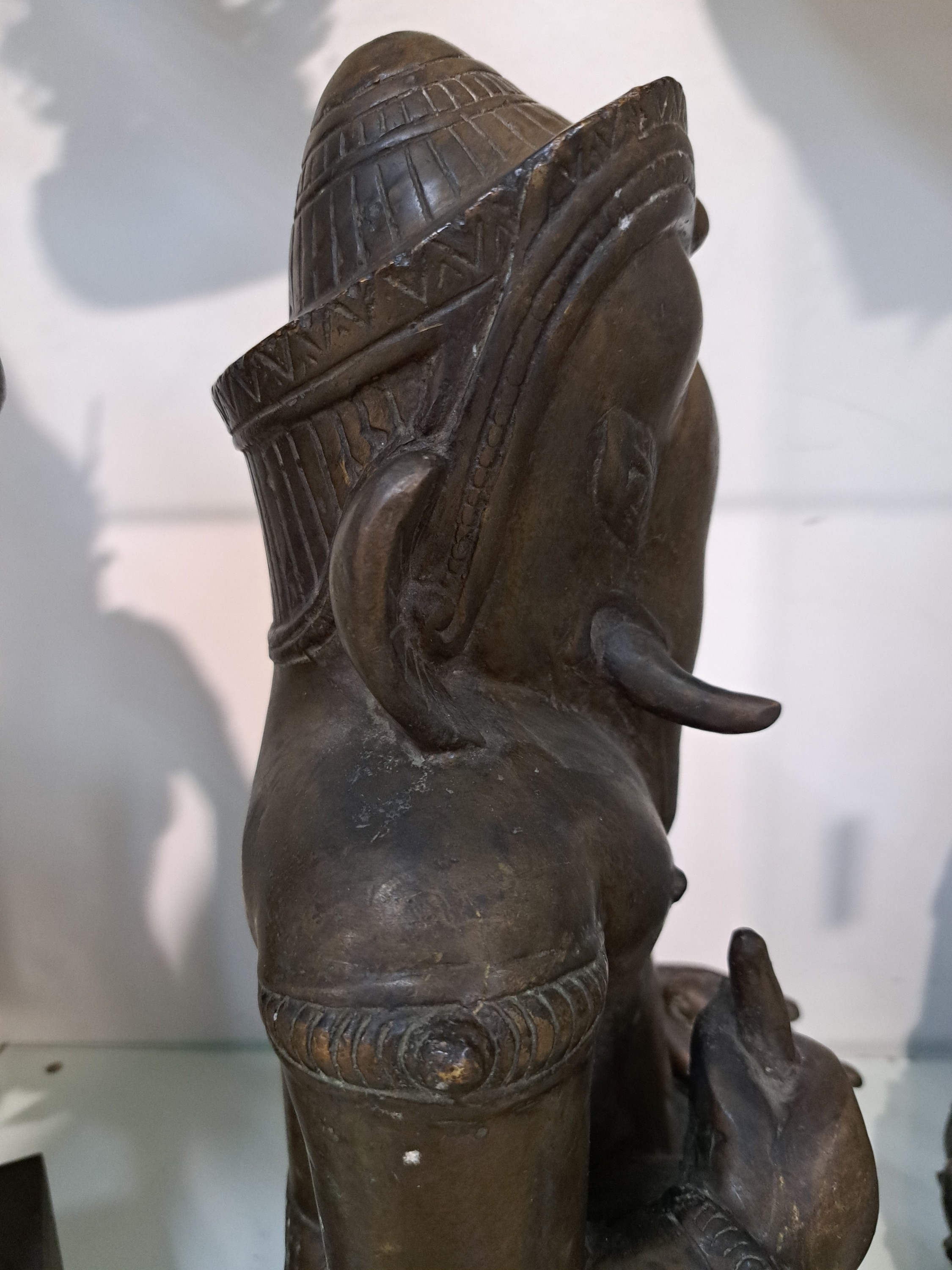 Detail h: Große Bronzefigur, Ganesha, Khmer-Stil, wohl 19. Jh., kniende Darstellung, in einer Hand Shankha (Muschel) in der anderen Hand den abgebrochenen ...