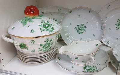 26996161a - Speiseservice, Herend, 20. Jh., indische Blumen in Grün, Porzellan, Deckelterrine mit ...