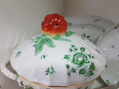 26996161b - Speiseservice, Herend, 20. Jh., indische Blumen in Grün, Porzellan, Deckelterrine mit ...