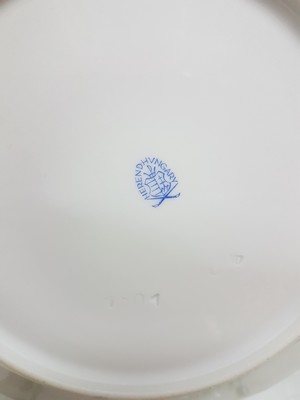 26996161g - Speiseservice, Herend, 20. Jh., indische Blumen in Grün, Porzellan, Deckelterrine mit ...