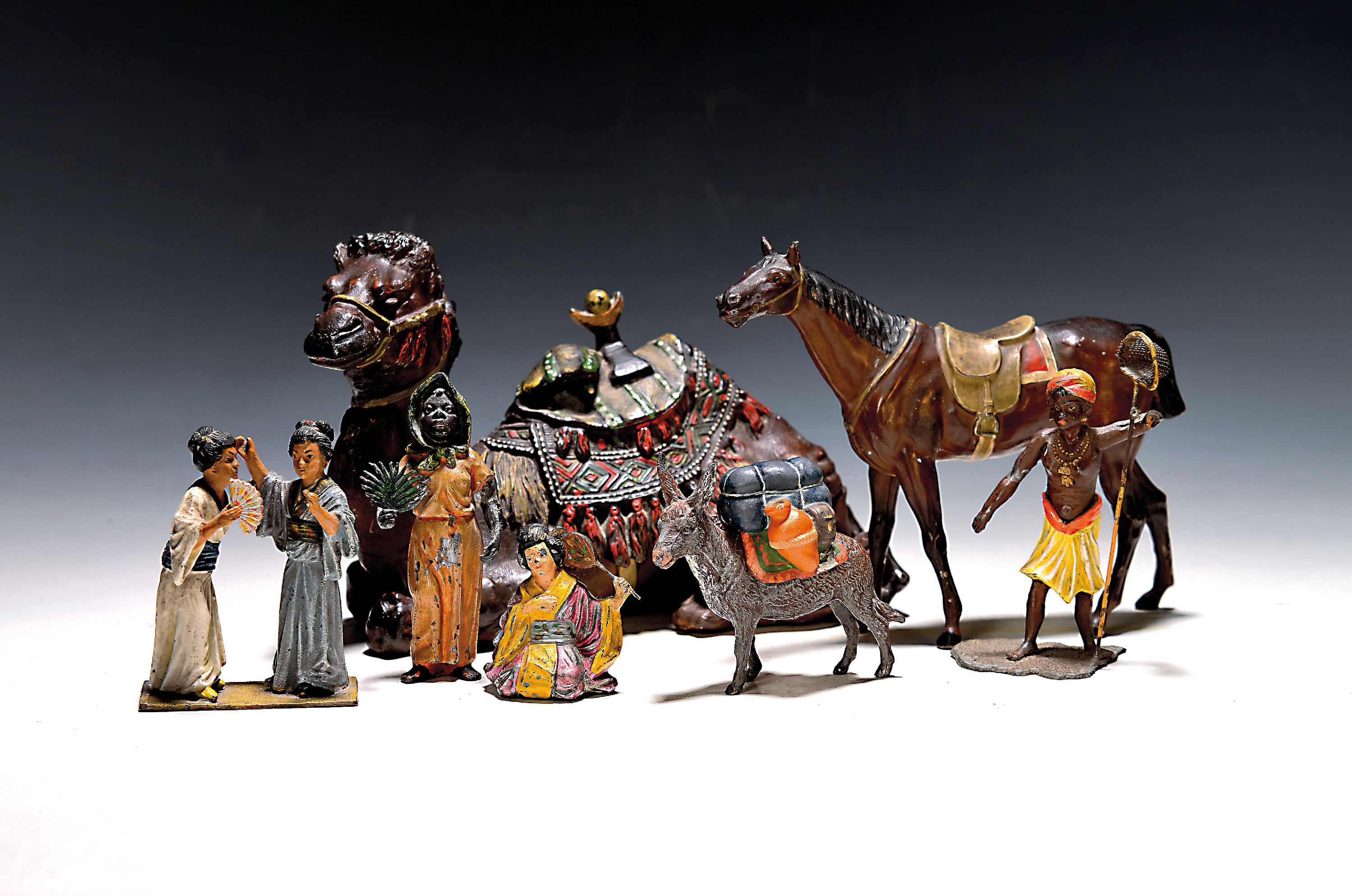 Image 26996228 - 7 Figuren, Wien, um 1900, Metall bemalt, Pferd mit Sattel, H. 14.3 x 16.5 cm, liegendes ...