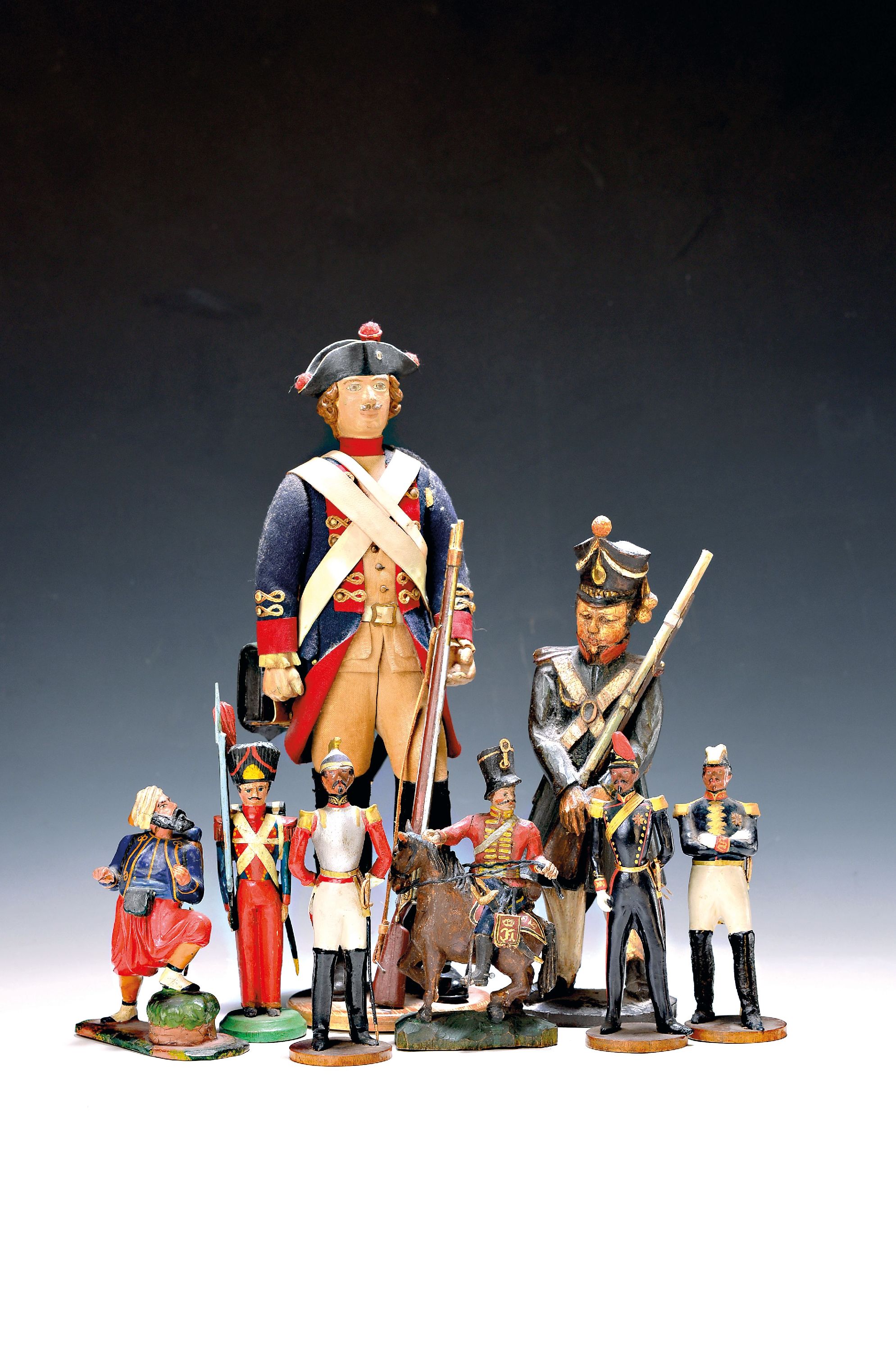 Image 26996232 - 12 Soldatenfiguren, wohl deutsch, um 1900 bis 1. Hälfte 20. Jh., aus Holz, Pappmaché ...