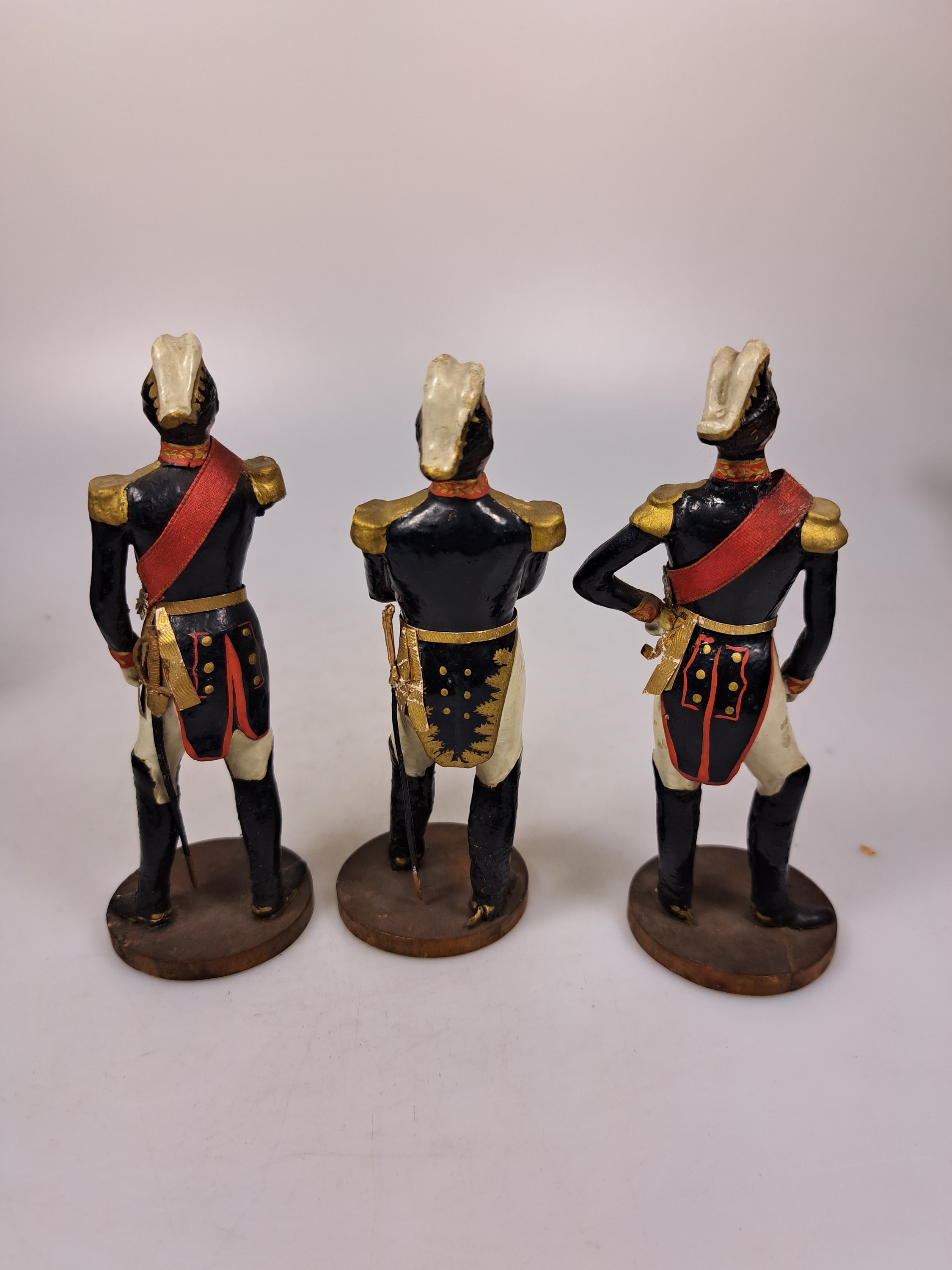 Detail d: 12 Soldatenfiguren, wohl deutsch, um 1900 bis 1. Hälfte 20. Jh., aus Holz, Pappmaché und Textil, verschiedene Größen und teilweise Serien, 1x ...