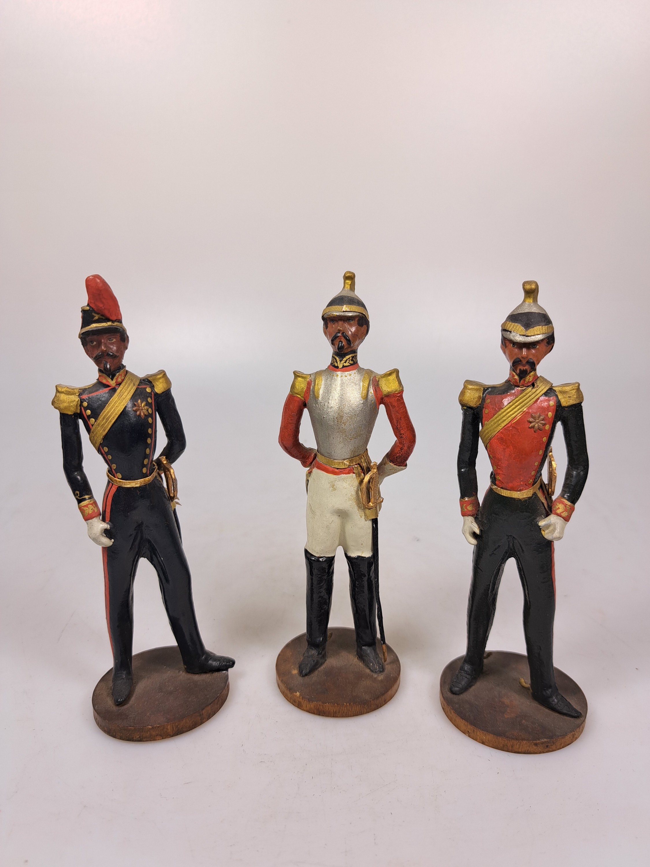 Detail e: 12 Soldatenfiguren, wohl deutsch, um 1900 bis 1. Hälfte 20. Jh., aus Holz, Pappmaché und Textil, verschiedene Größen und teilweise Serien, 1x ...