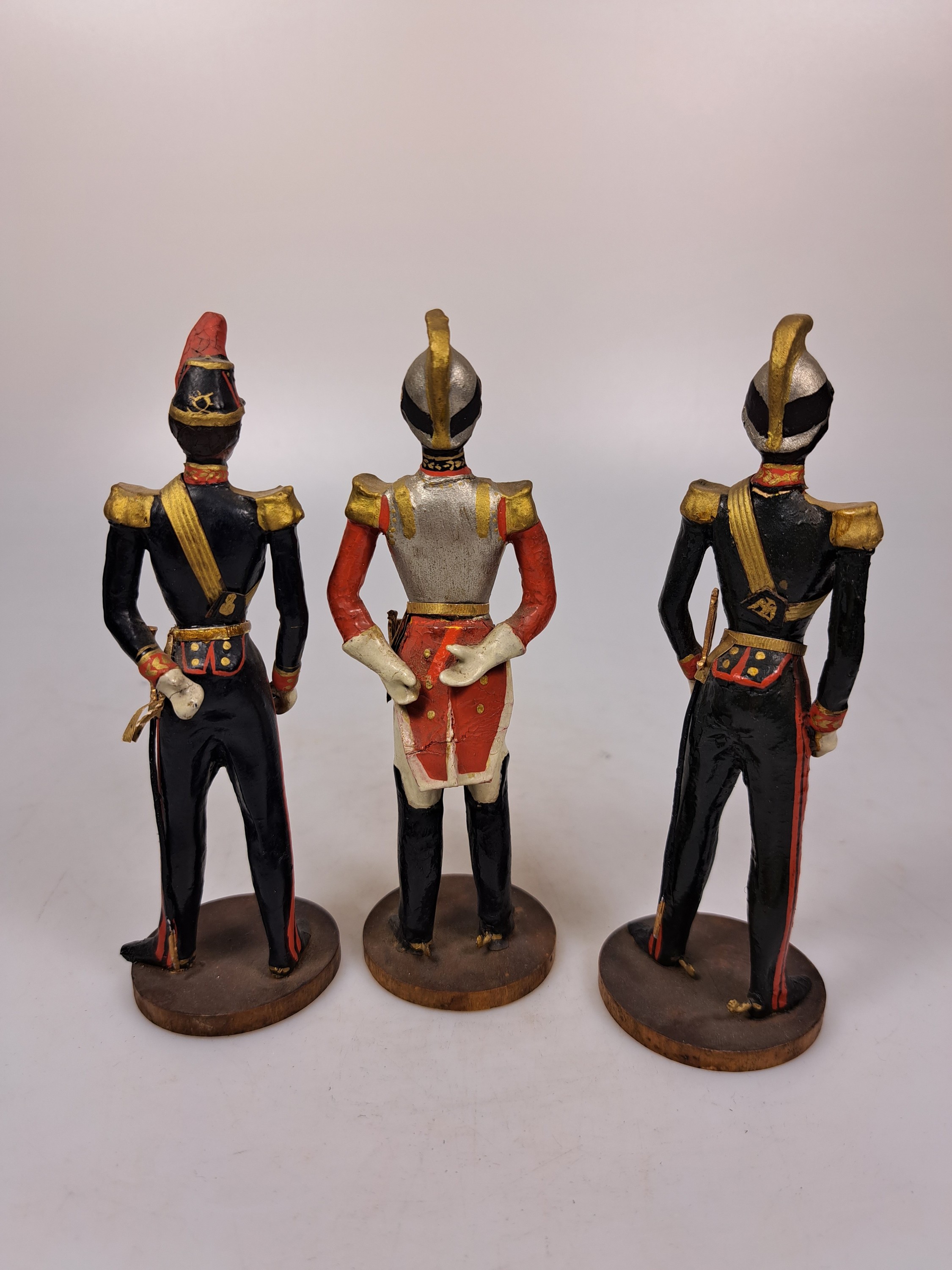 Detail f: 12 Soldatenfiguren, wohl deutsch, um 1900 bis 1. Hälfte 20. Jh., aus Holz, Pappmaché und Textil, verschiedene Größen und teilweise Serien, 1x ...