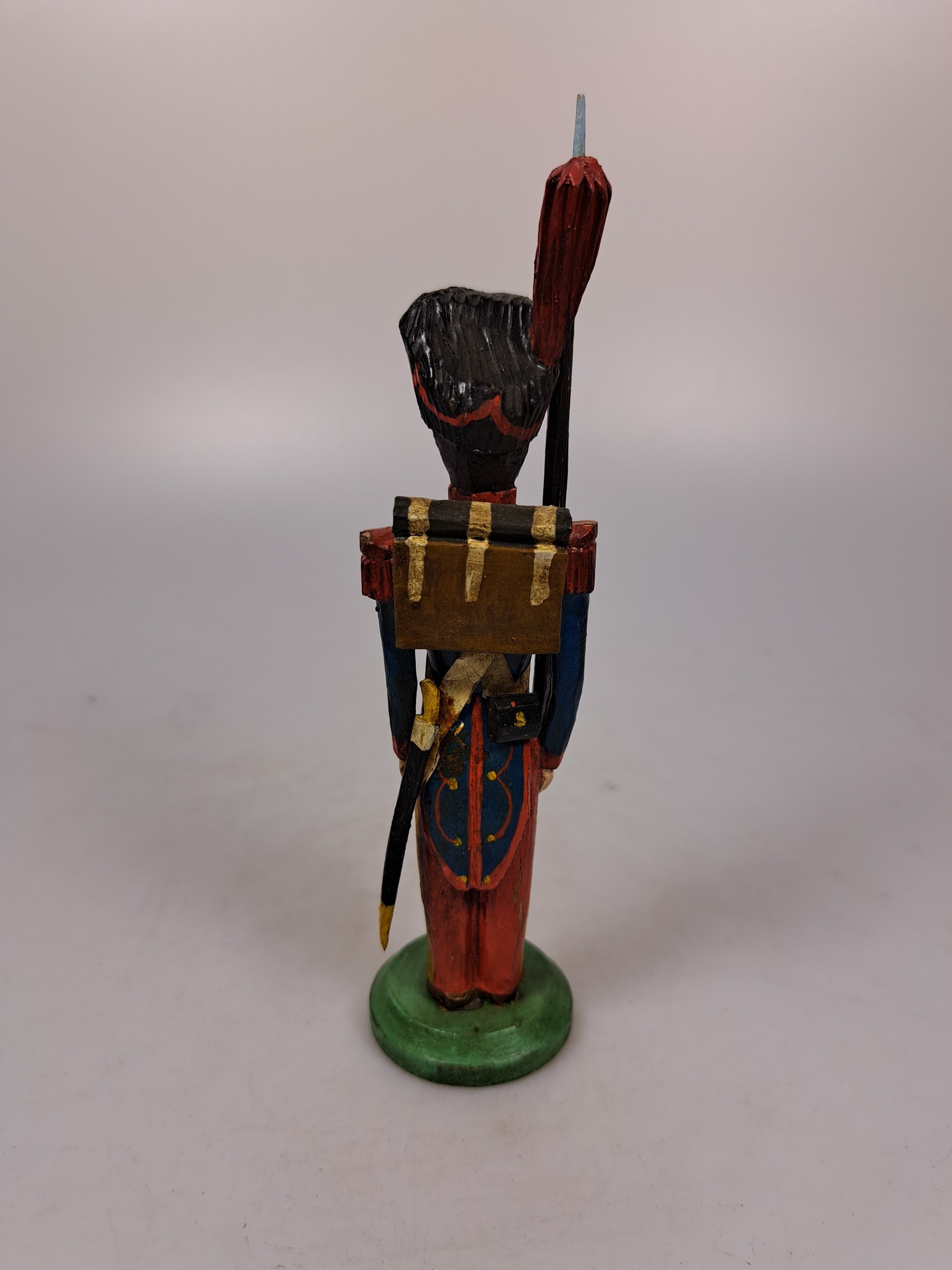 Detail h: 12 Soldatenfiguren, wohl deutsch, um 1900 bis 1. Hälfte 20. Jh., aus Holz, Pappmaché und Textil, verschiedene Größen und teilweise Serien, 1x ...