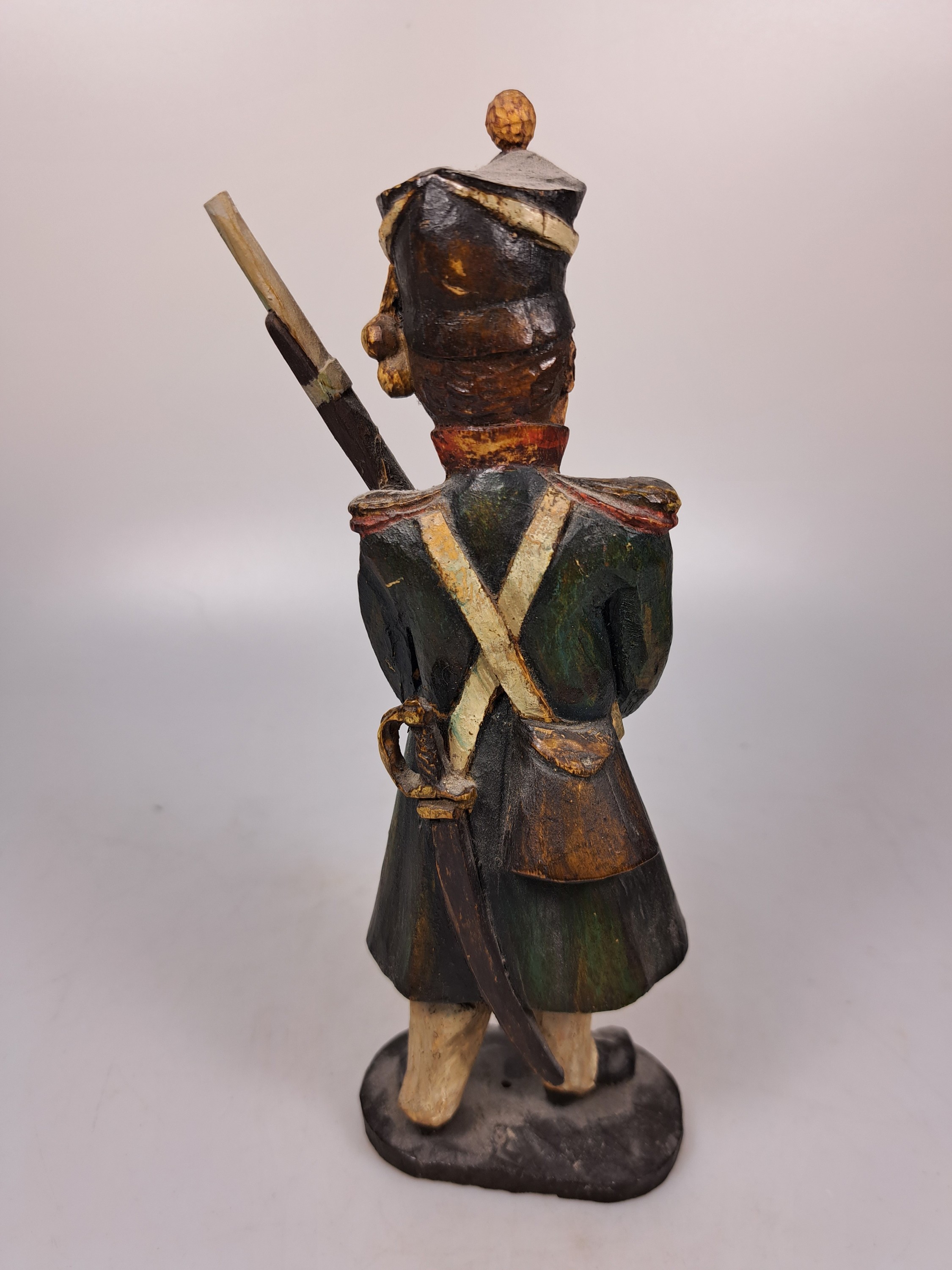 Detail l: 12 Soldatenfiguren, wohl deutsch, um 1900 bis 1. Hälfte 20. Jh., aus Holz, Pappmaché und Textil, verschiedene Größen und teilweise Serien, 1x ...
