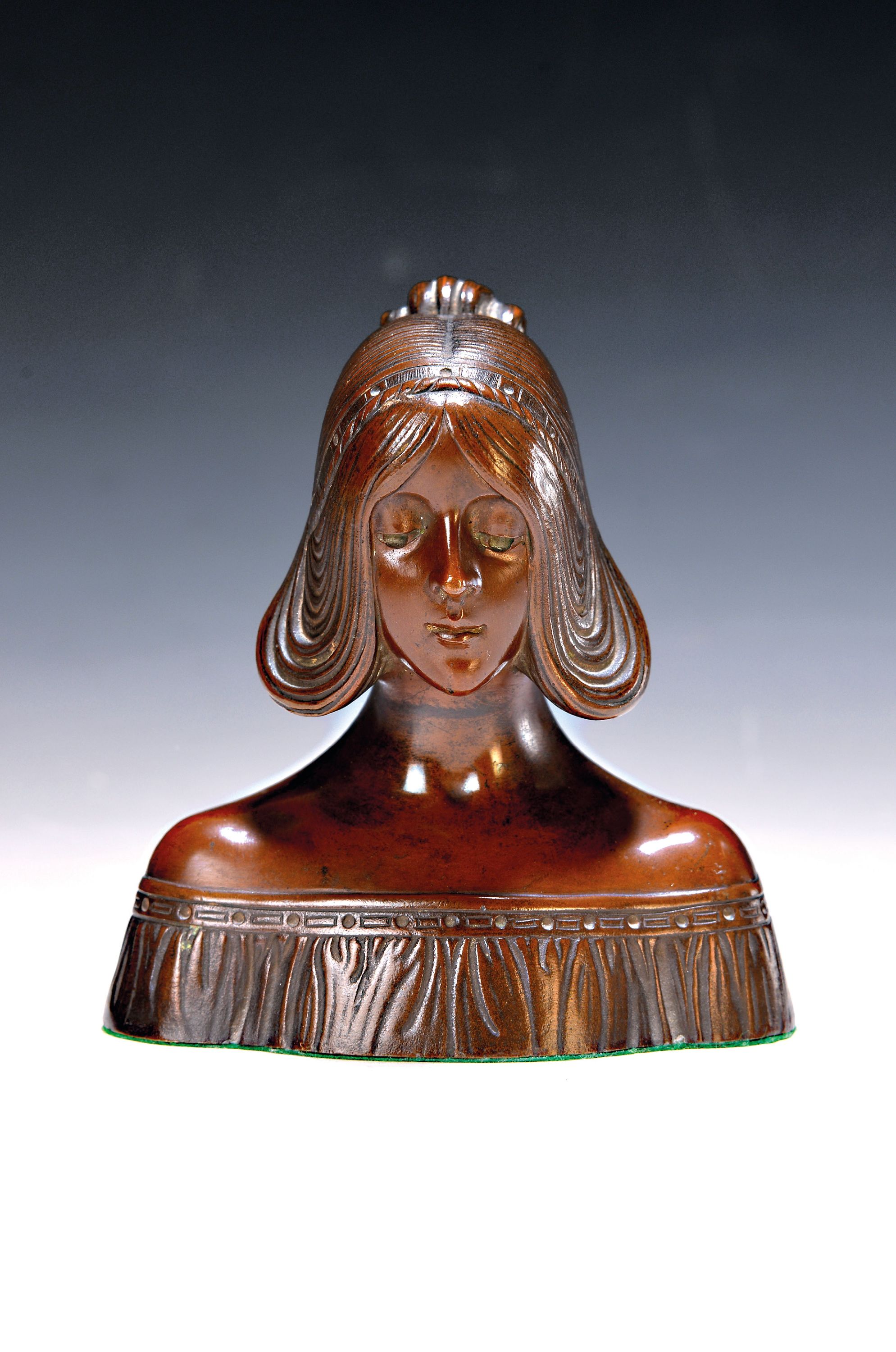 Image 26996234 - Jugendstilbüste, Bronze,um 1900, patiniert rückseitig Gießerstempel, ca. 13 x 11.5 cm ...